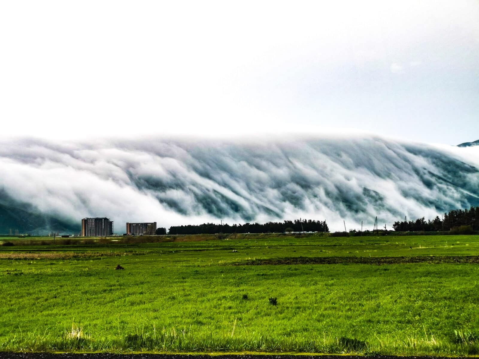 Straordinari fenomeni naturali suul lago Sevan in un giorno di pioggia Straordinari fenomeni naturali suul lago Sevan in un giorno di pioggia