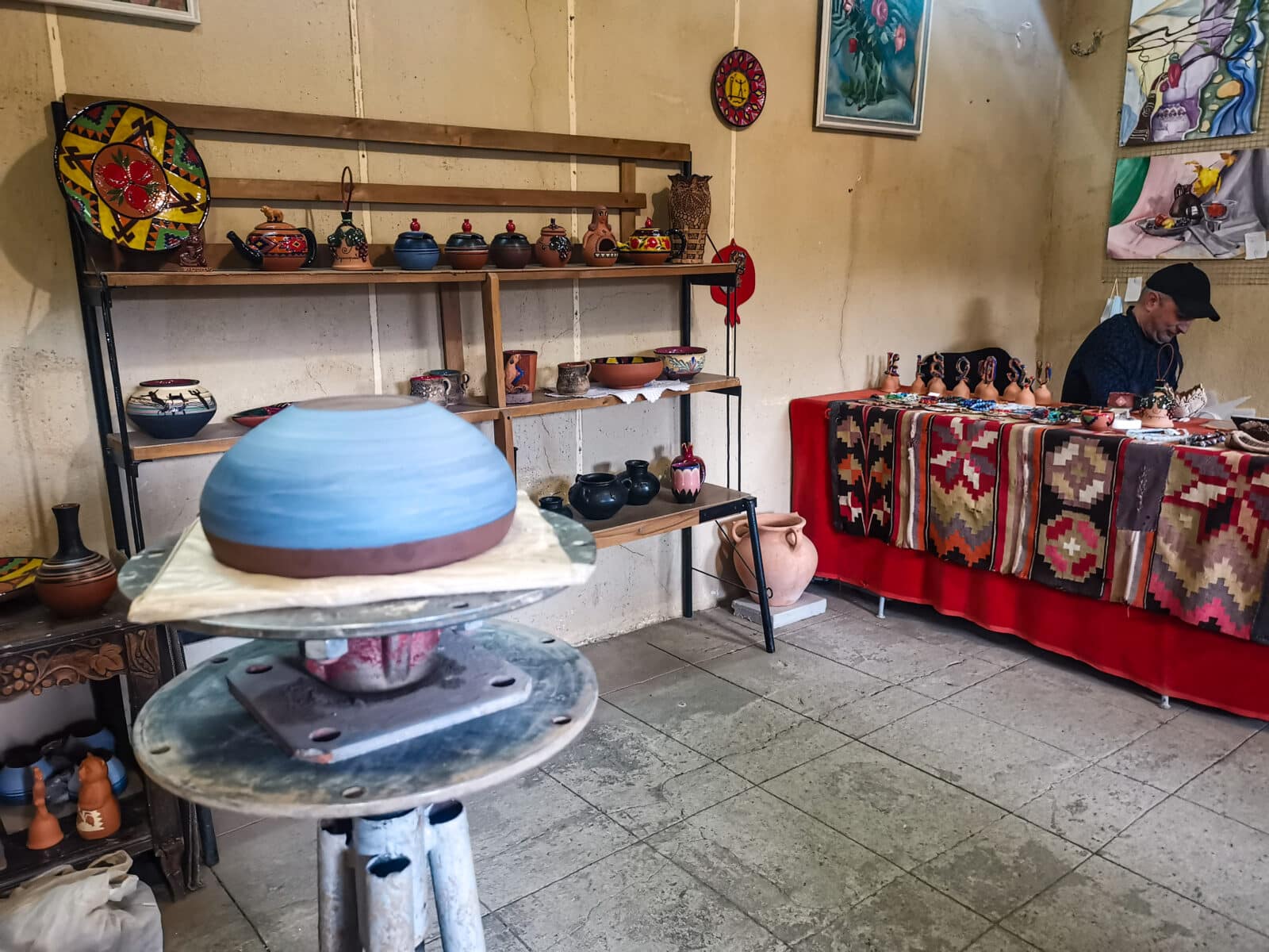 Una bottega artigiana a Dilijan Una bottega artigiana a Dilijan