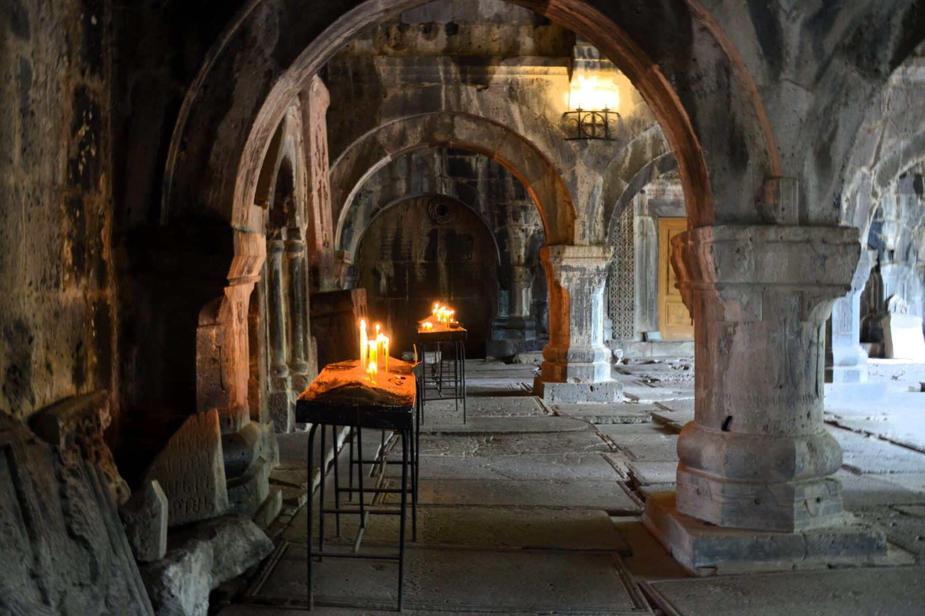 Una delle suggestive sale interne di Sanhain Una delle suggestive sale interne di Sanhain