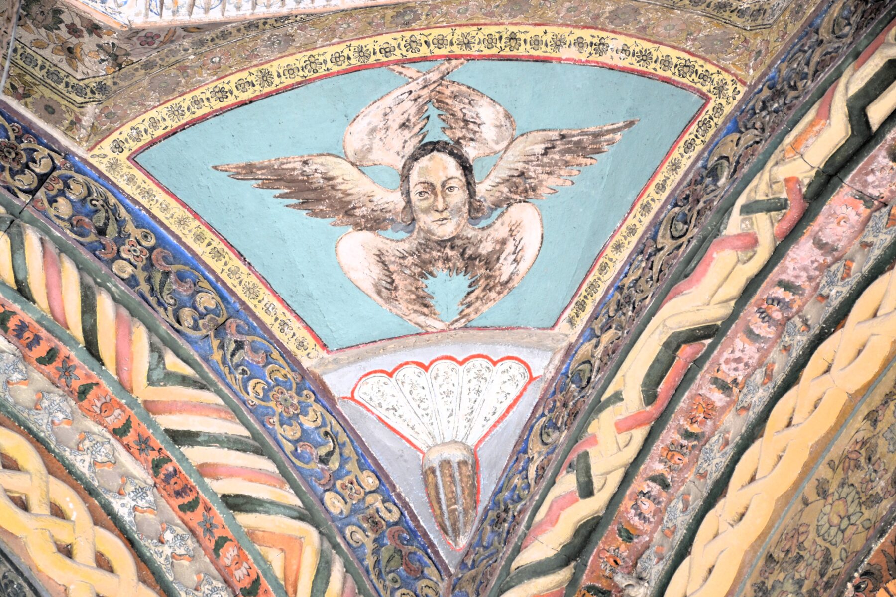 Uno degli affreschi del portico della chiesa principale Uno degli affreschi del portico della chiesa principale