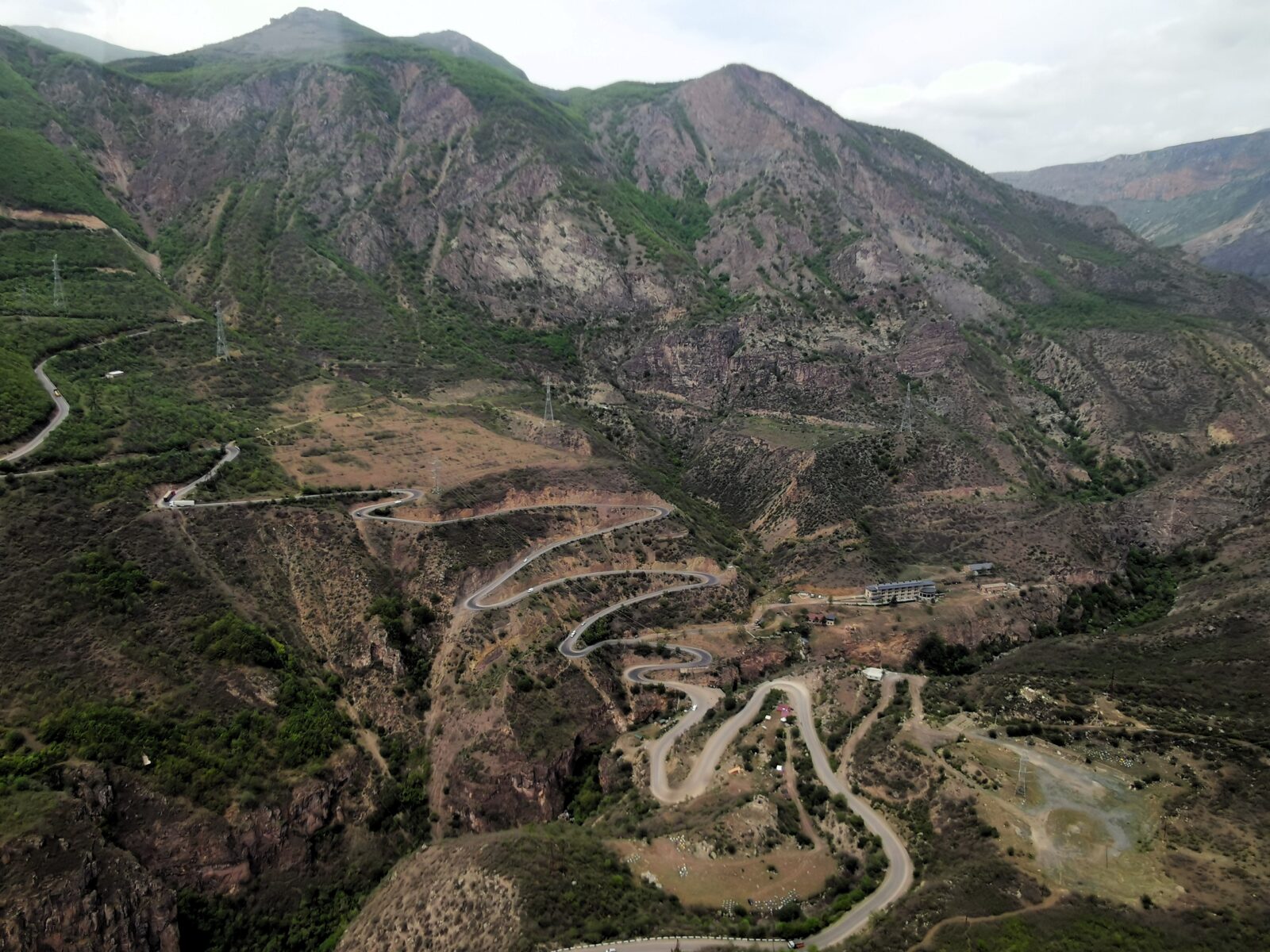 Vista dalla teleferica verso il monastero di Tatev Vista dalla teleferica verso il monastero di Tatev