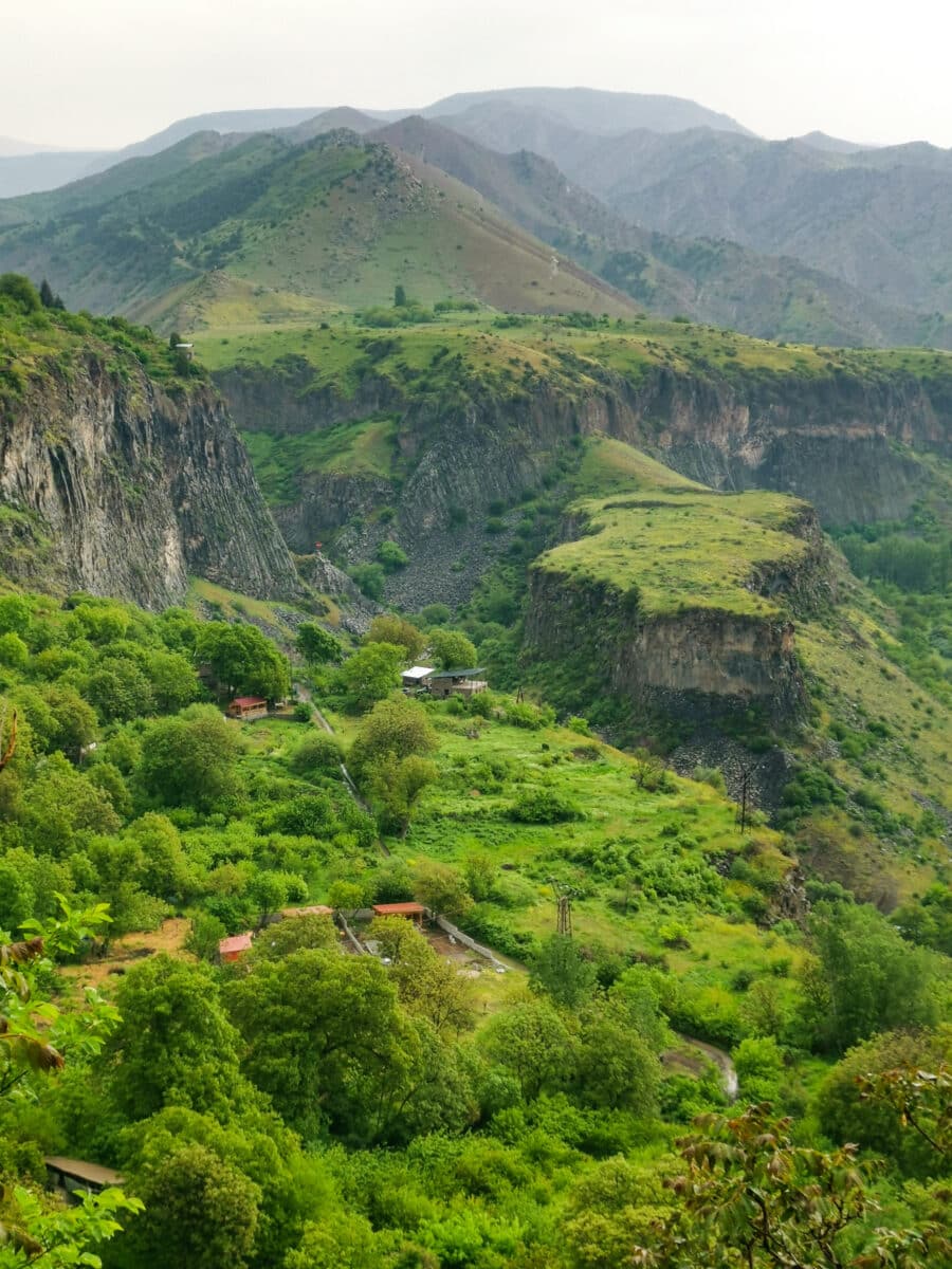 Vista sulla valle dal tempio di Garni Vista sulla valle dal tempio di Garni
