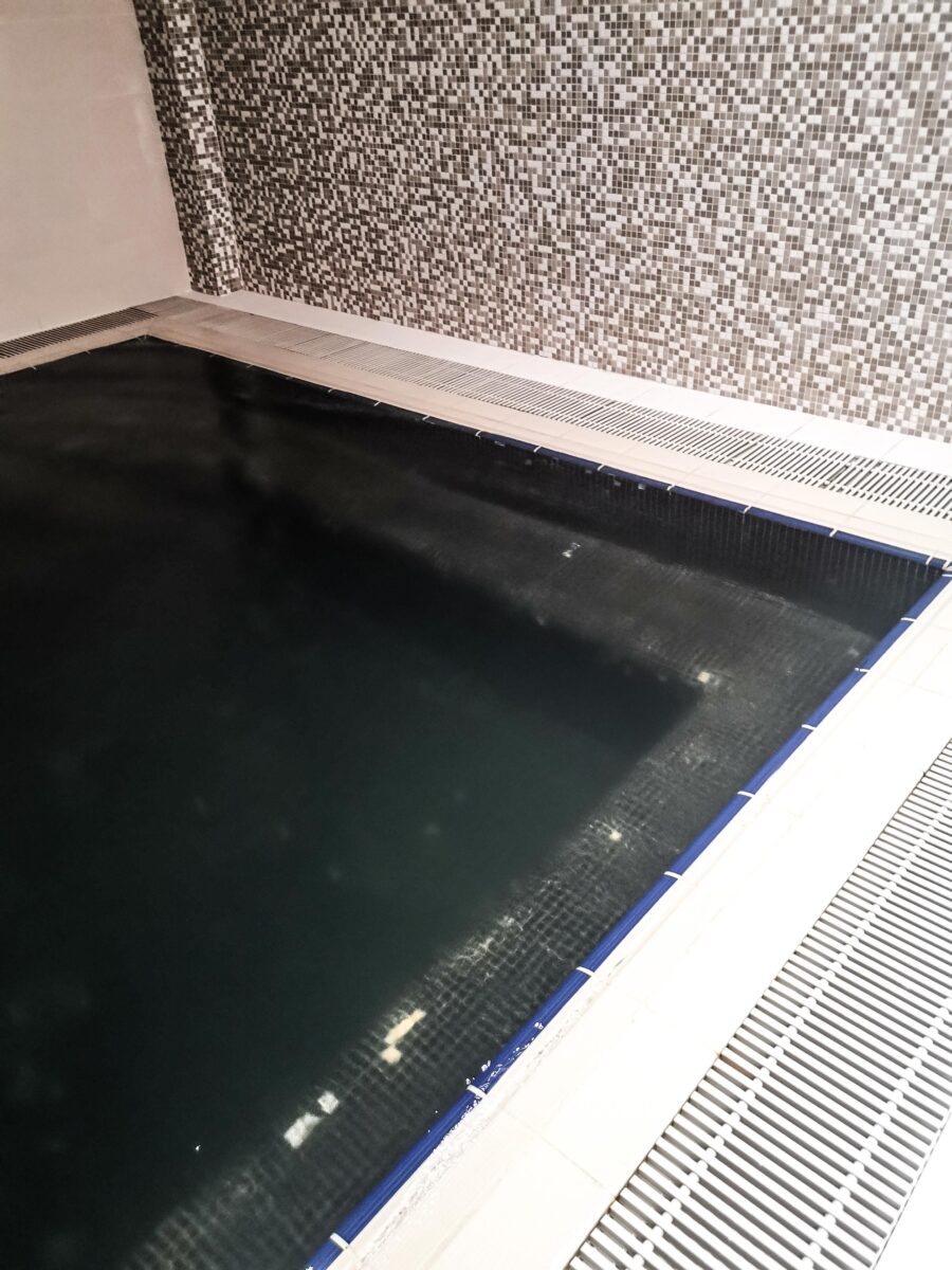 La vasca di acqua nera alle Terme Vivat La vasca di acqua nera alle Terme Vivat