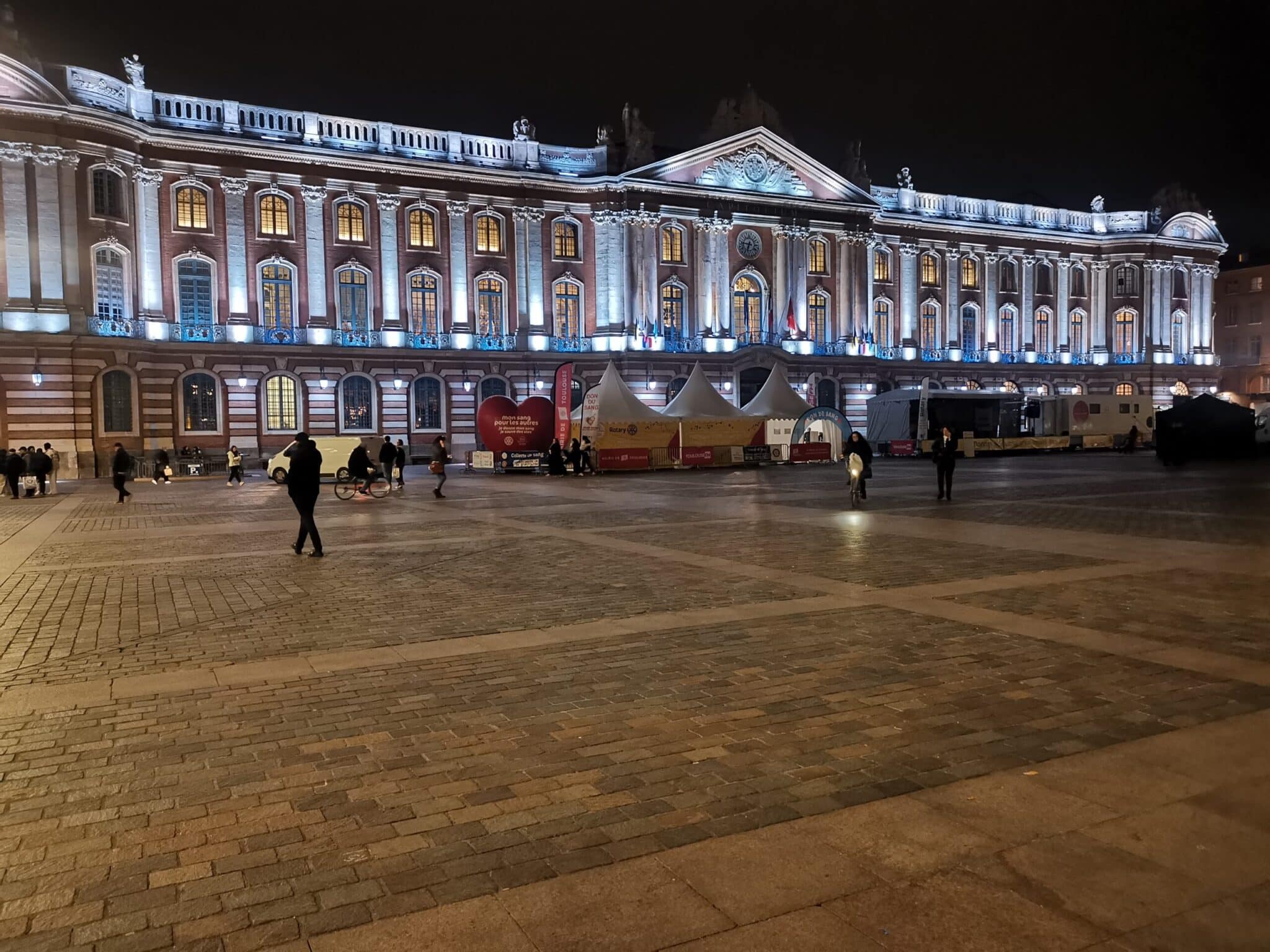 Il municipio illuminato su place de Capitole Il municipio illuminato su place de Capitole