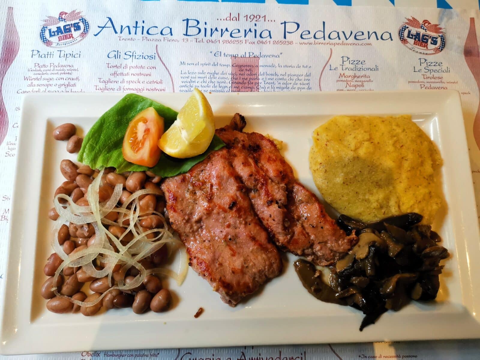 Il piatto di carne salada con polenta e funghi Il piatto di carne salada con polenta e funghi