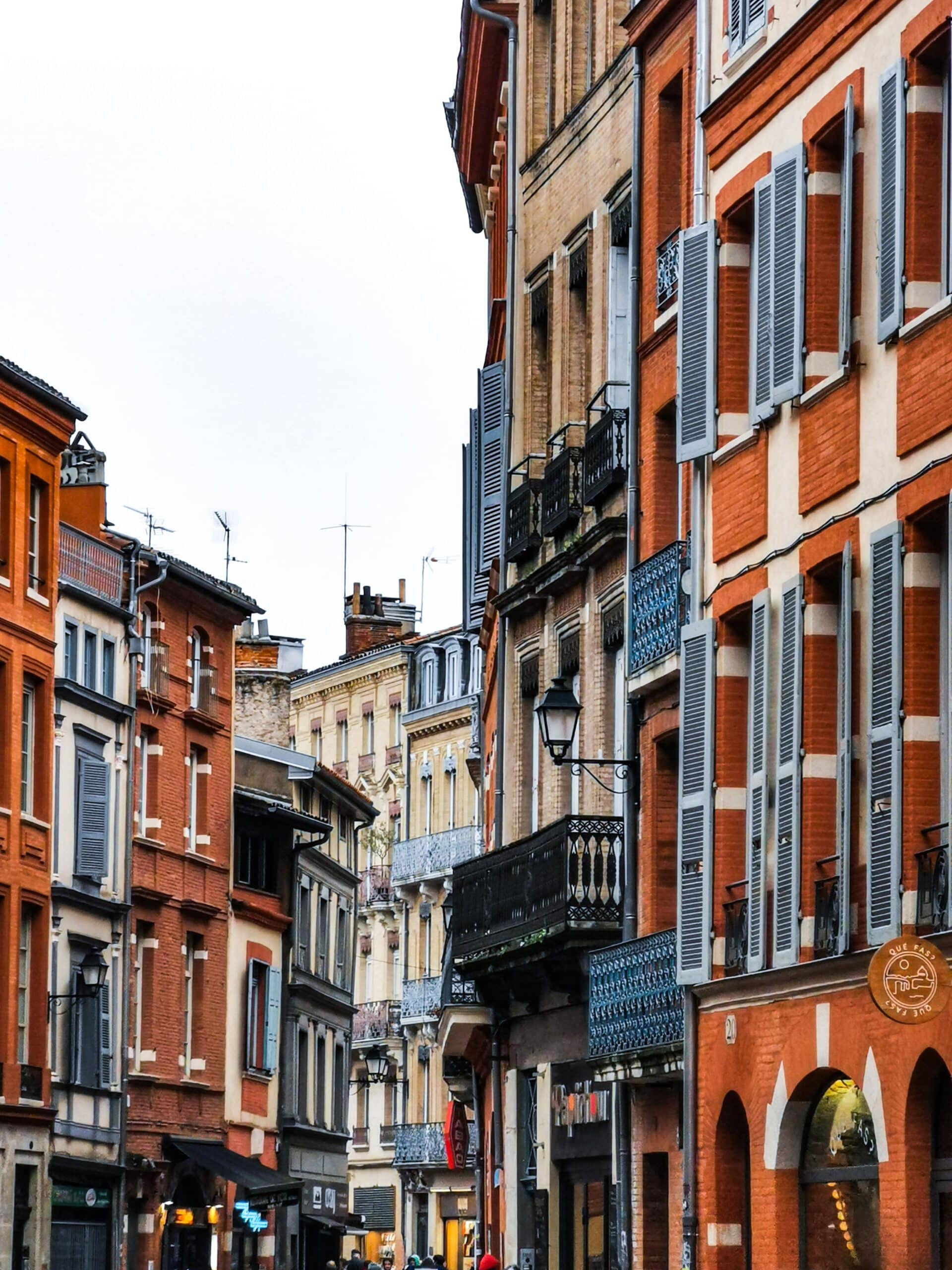 L'archiettura tipica dei palazzi del centro storico L'archiettura tipica dei palazzi del centro storico