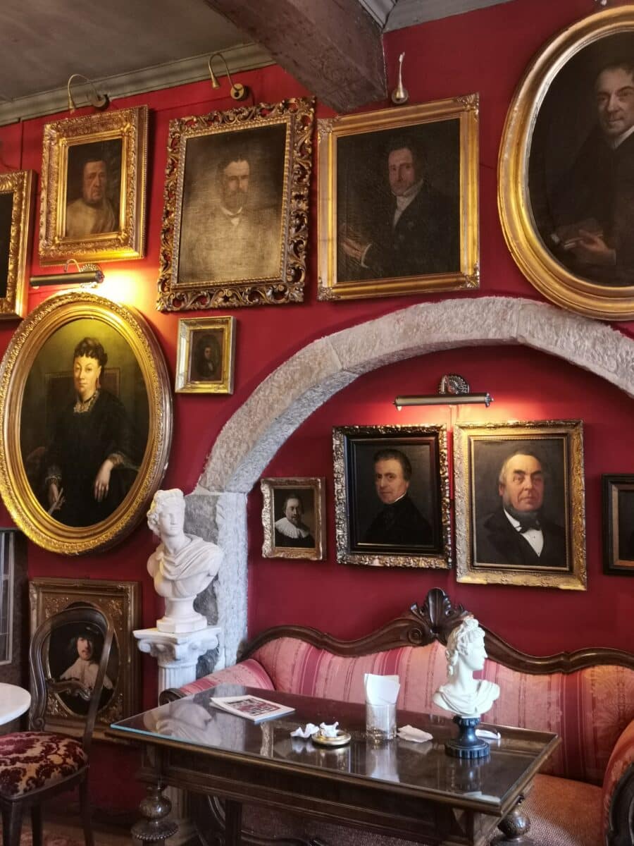 L'arredamento d'epoca del locale L'arredamento d'epoca del locale