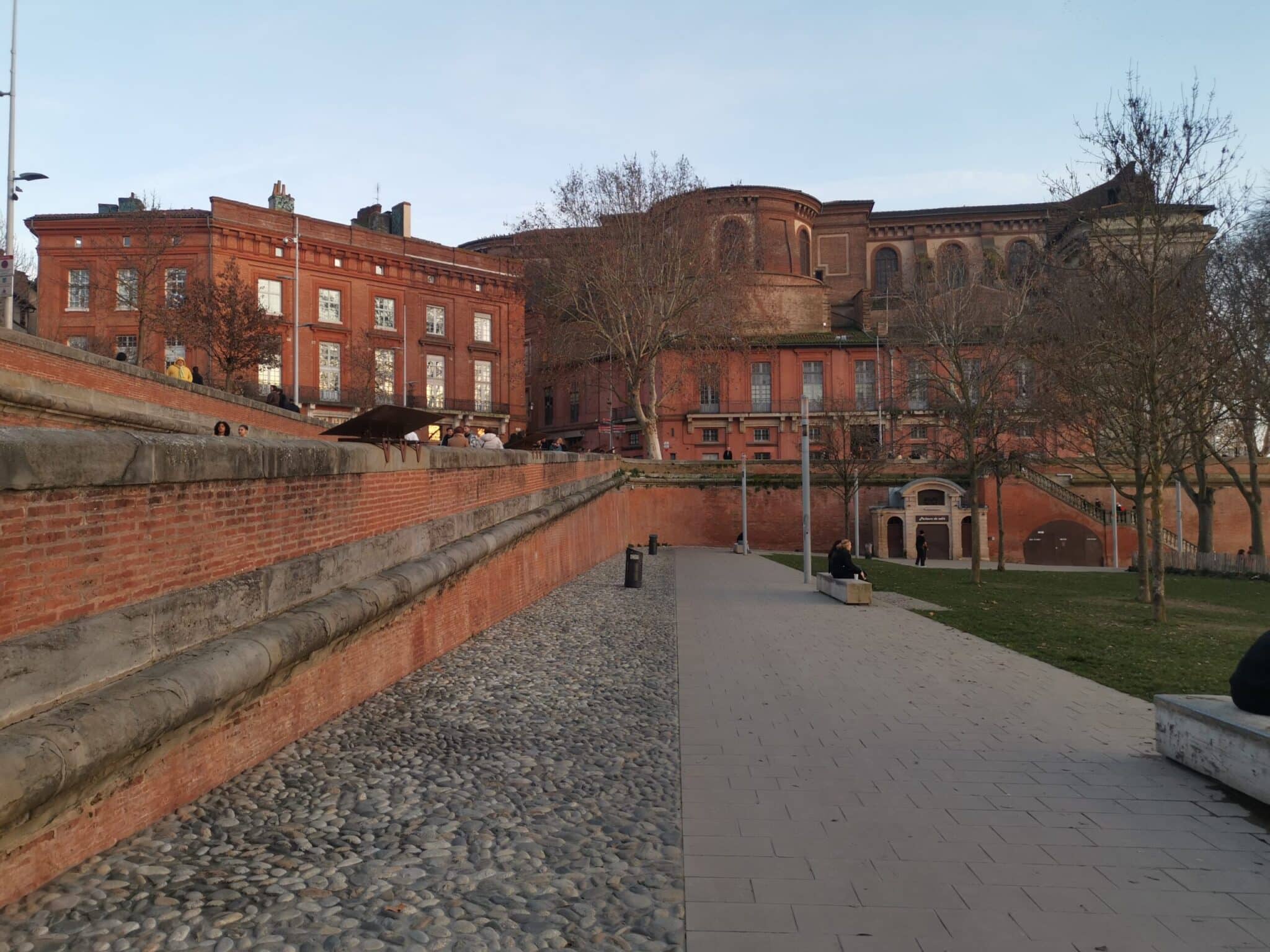 Quai La Dourade con i tipici edifici in mattoni Quai La Dourade con i tipici edifici in mattoni