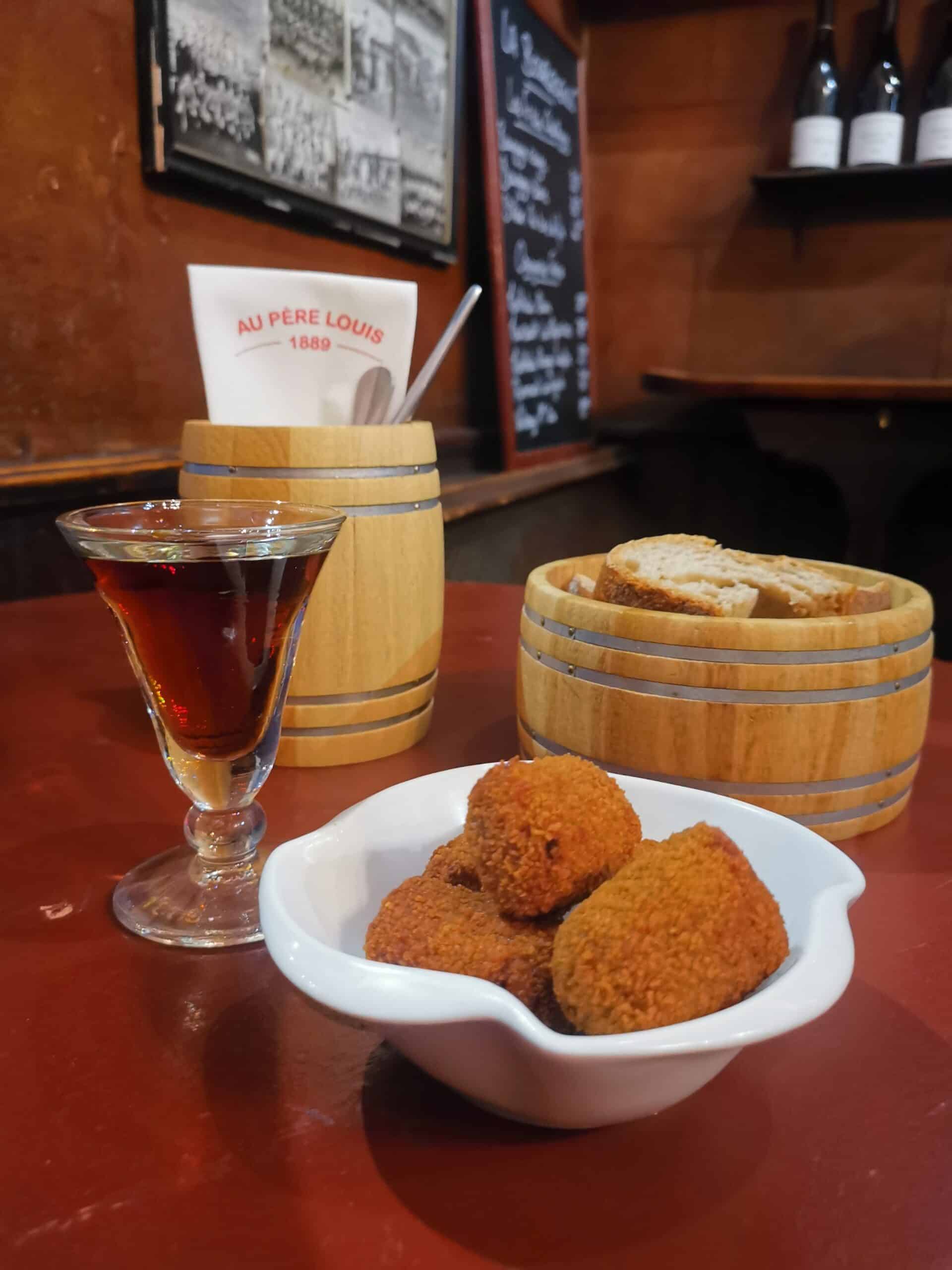 Tapas e quinquina da Au Père Louis Tapas e quinquina da Au Père Louis