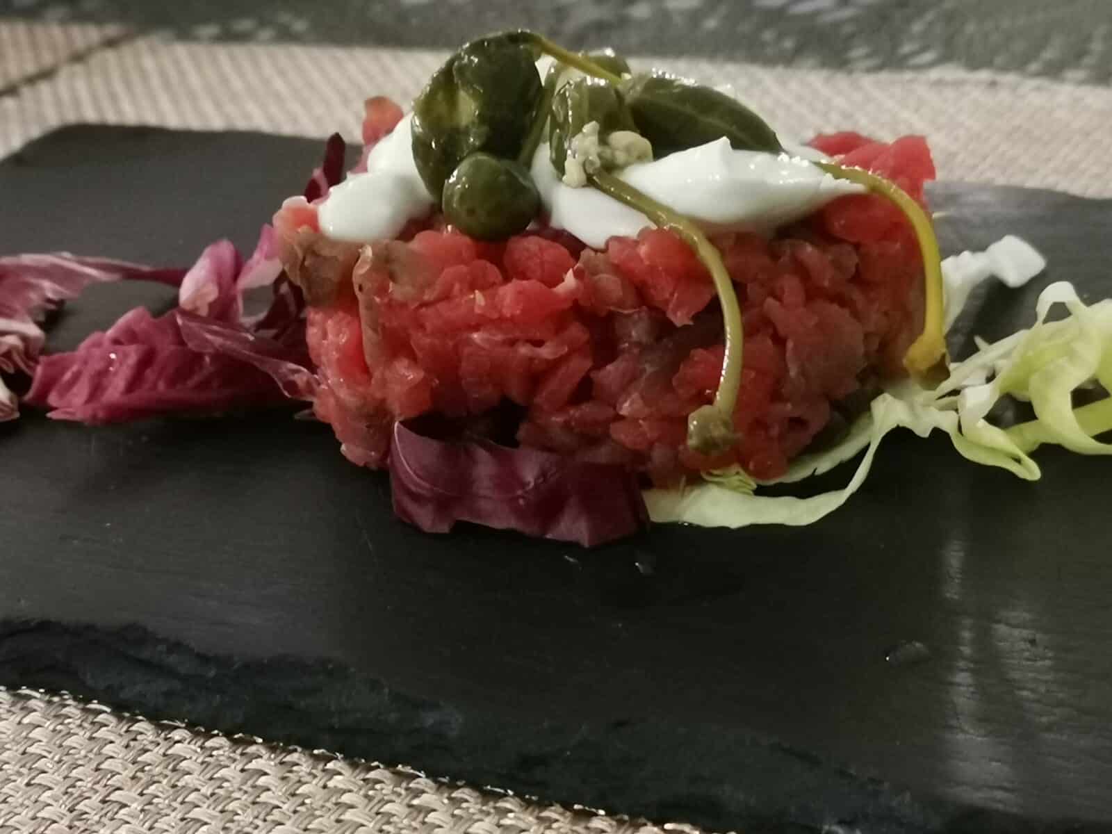 Tartare di Carne Salada con stracciatella e fiori di cappero Tartare di Carne Salada con stracciatella e fiori di cappero
