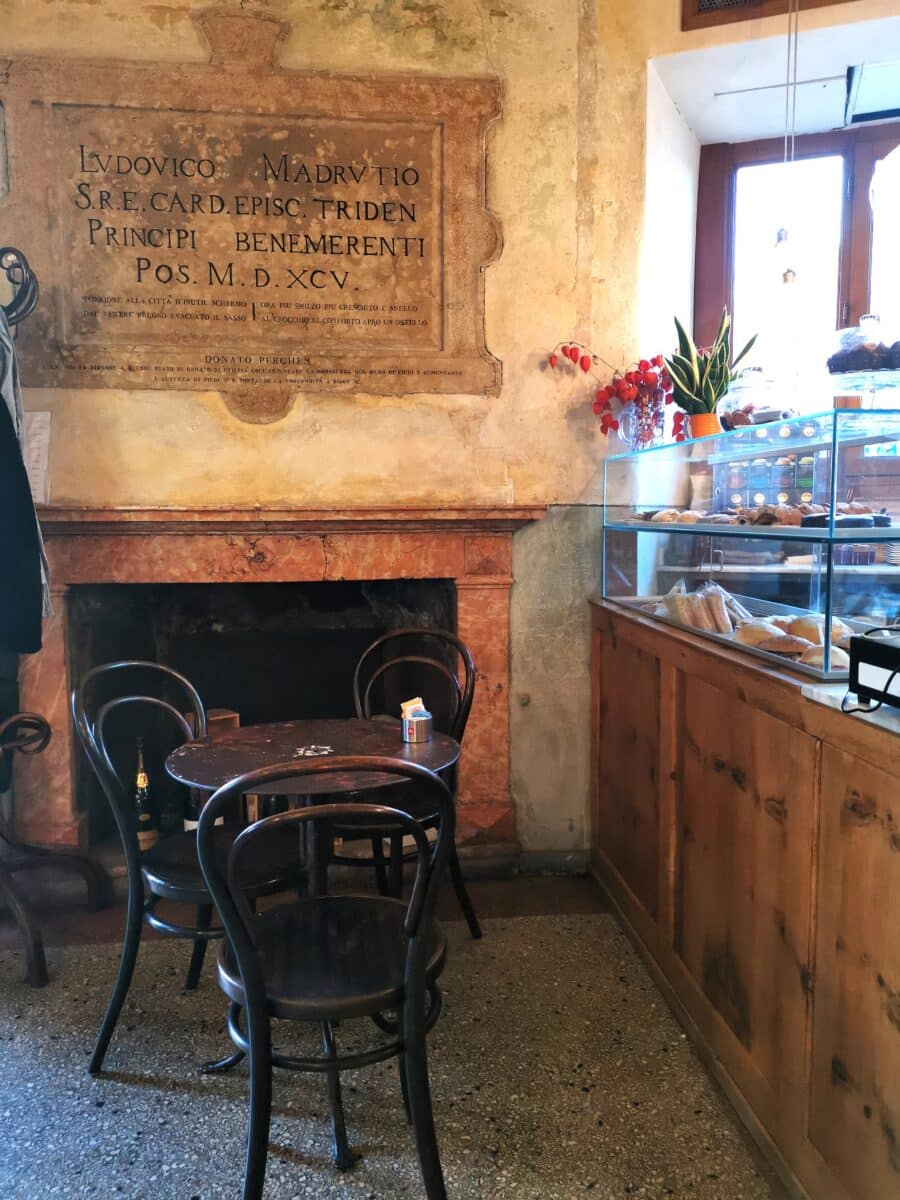 Un angolo della saletta interna Un angolo della saletta interna