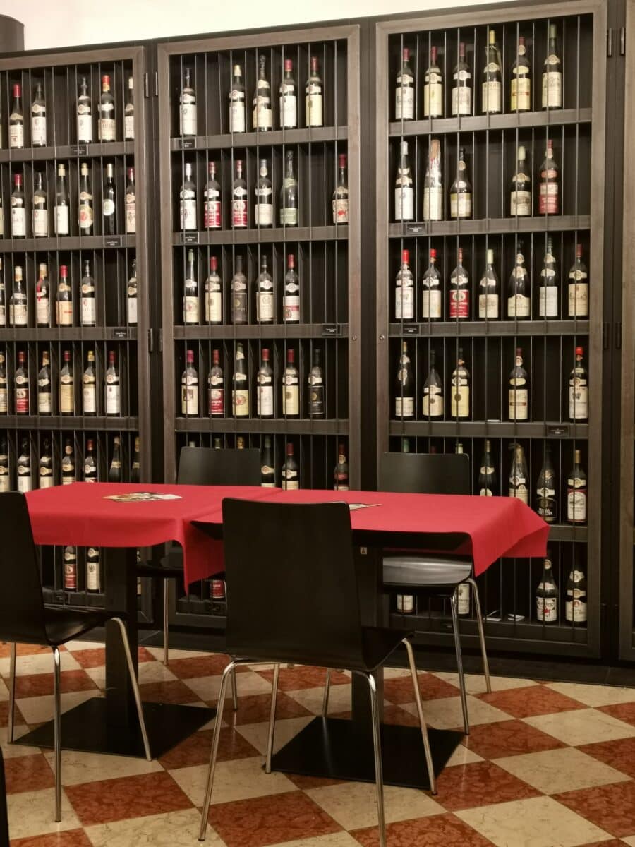 Una delle salette dell'enoteca Una delle salette dell'enoteca