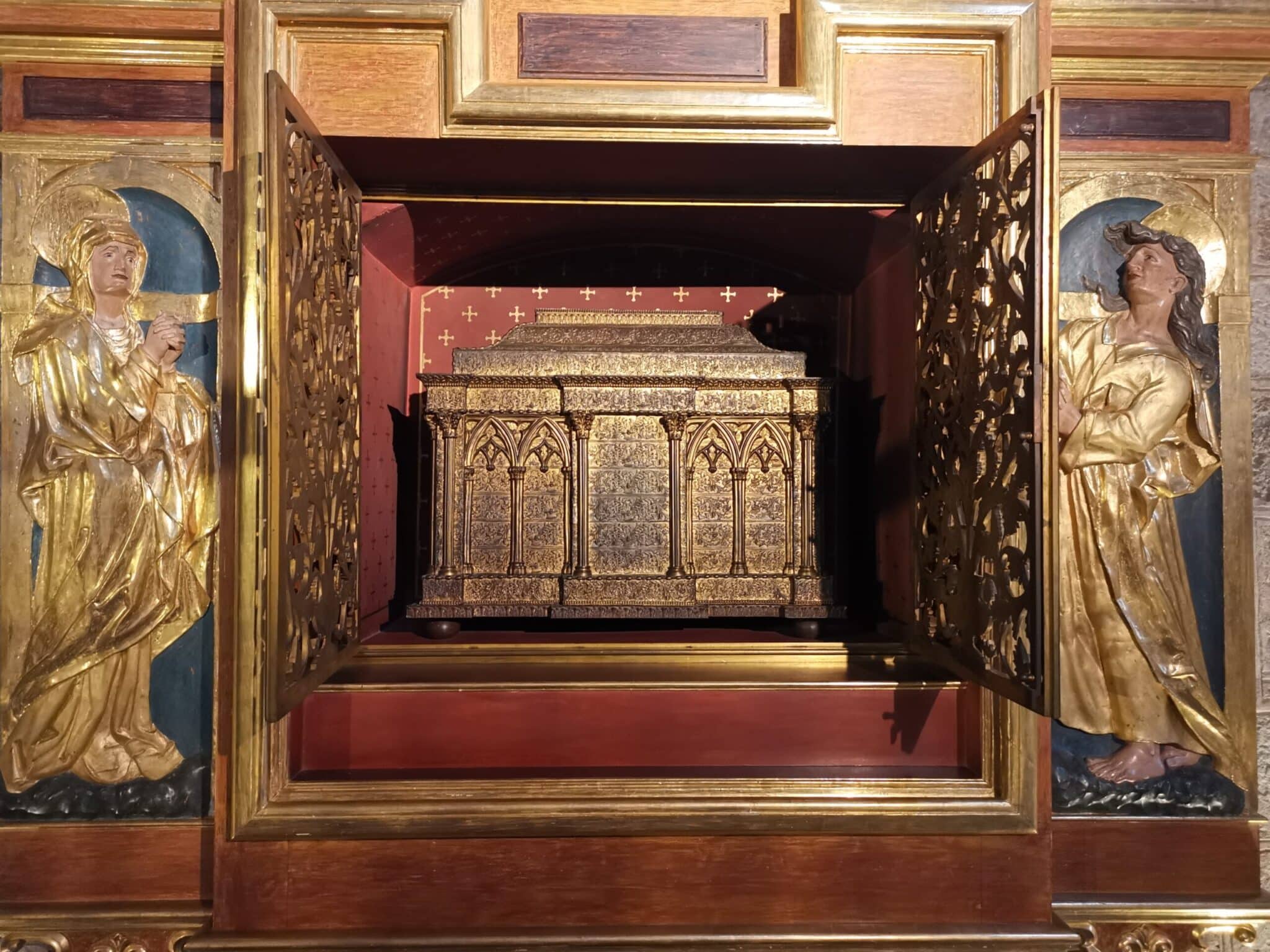 Uno dei reliquiari del deambulatorio Uno dei reliquiari del deambulatorio