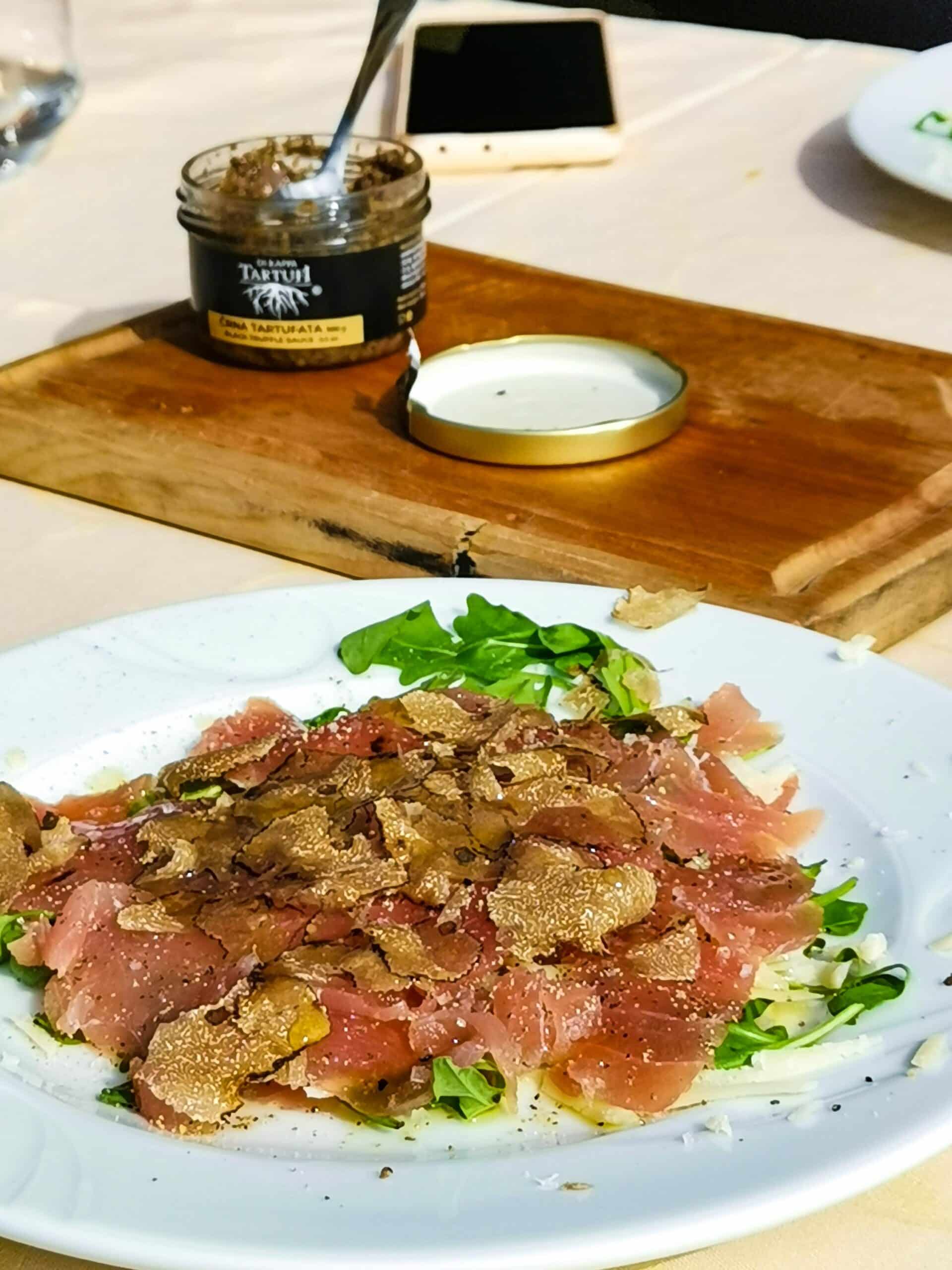 Carpaccio di tonno con tartufi Carpaccio di tonno con tartufi