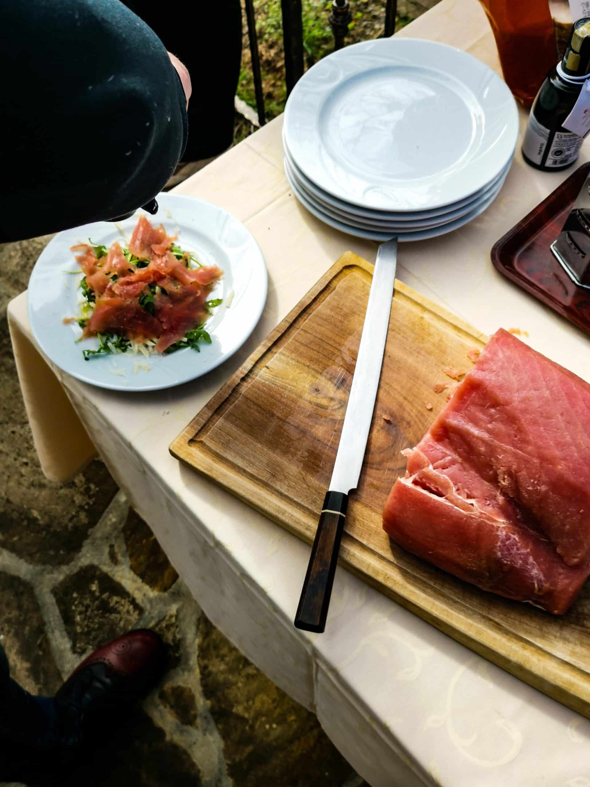 Carpaccio di tonno in preparazione Carpaccio di tonno in preparazione