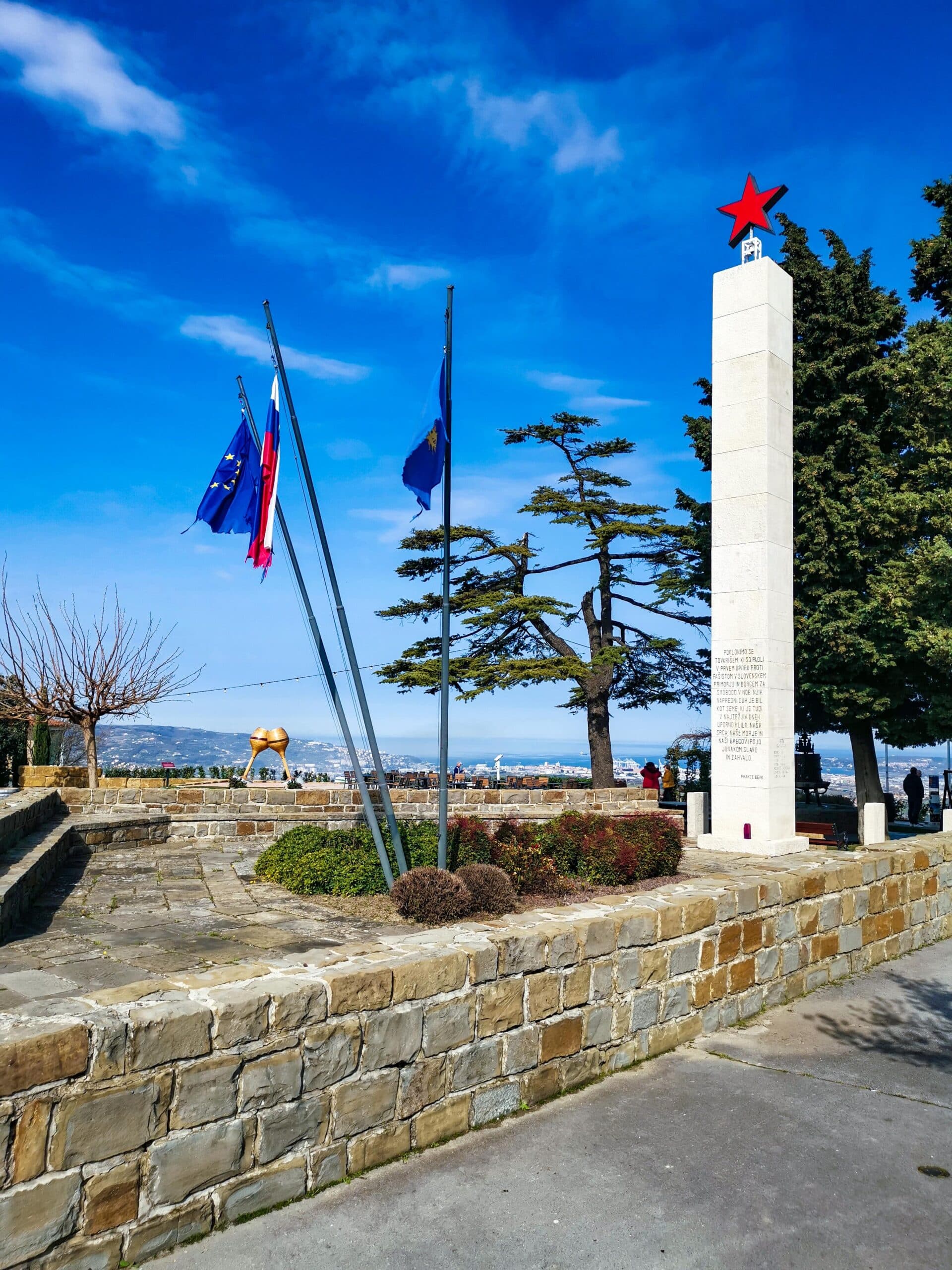 Il monumento in memoria della rivolta antifascista di Marezige Il monumento in memoria della rivolta antifascista di Marezige