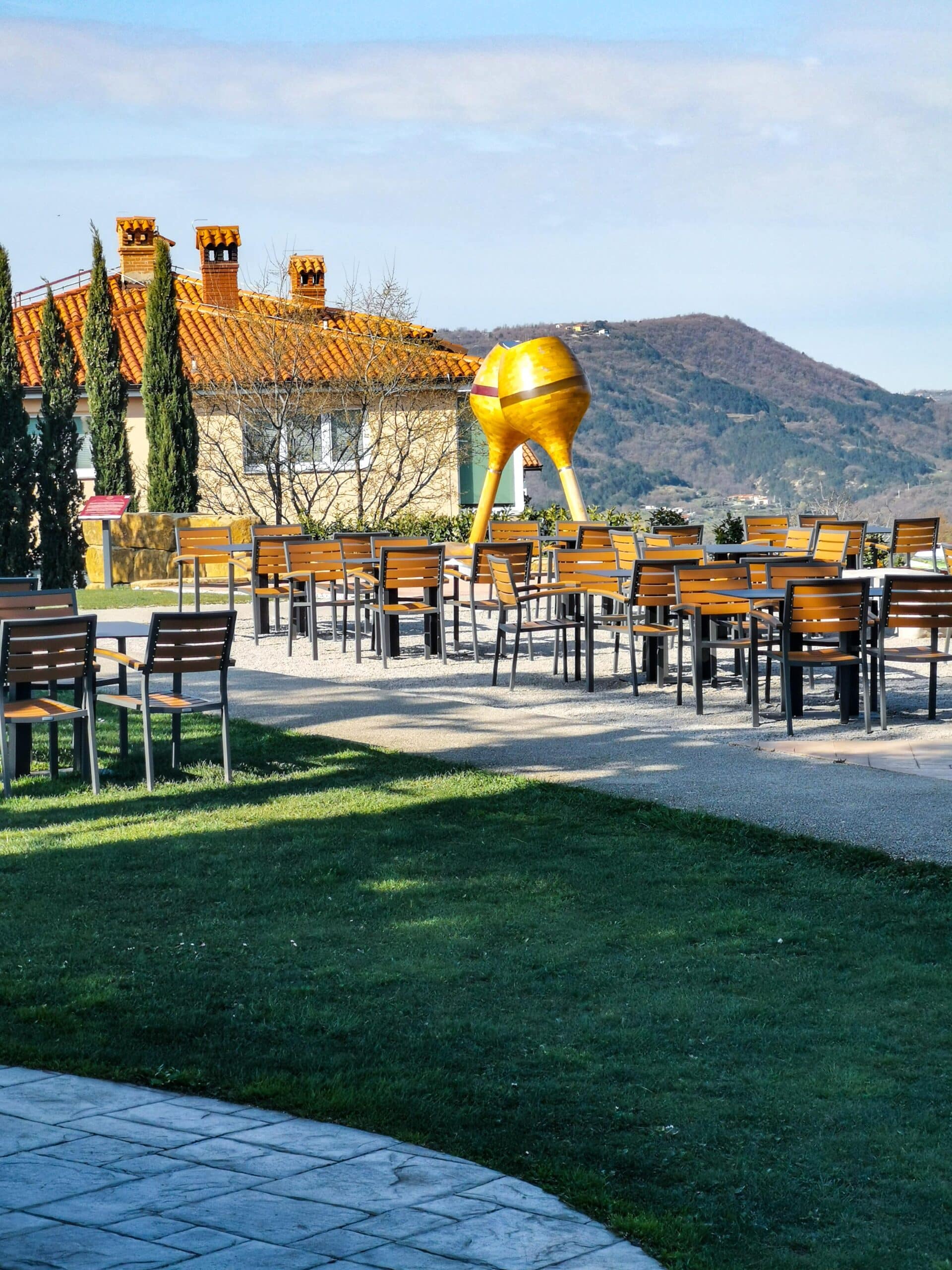 La piazza della fontana del vino La piazza della fontana del vino