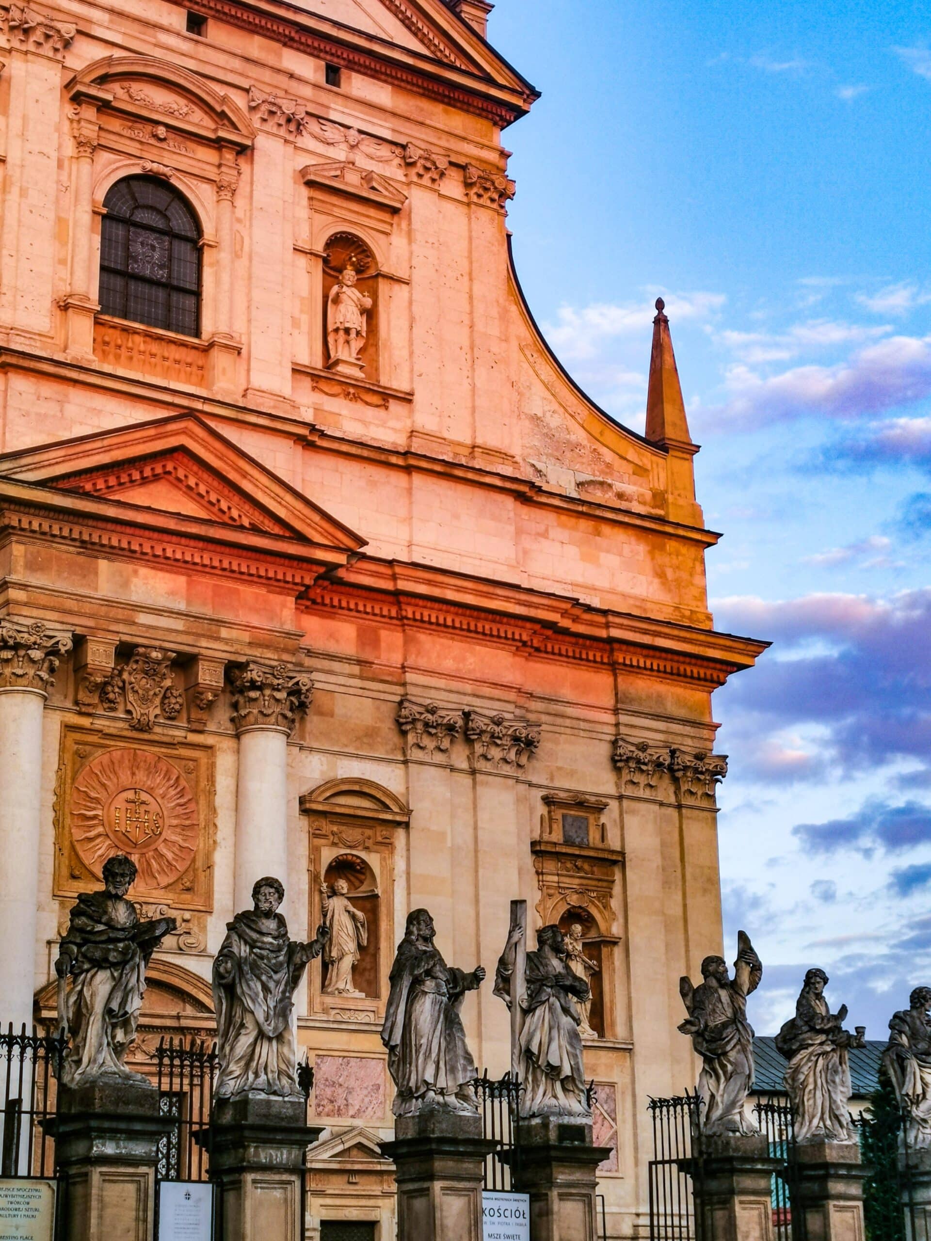 Dettaglio della facciata della Chiesa dei Santi Pietro e Paolo Dettaglio della facciata della Chiesa dei Santi Pietro e Paolo