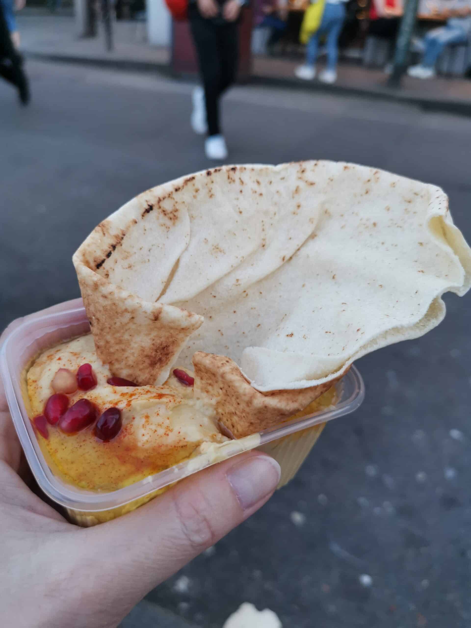 Hummus nei chioschi di Plac Nowy Hummus nei chioschi di Plac Nowy