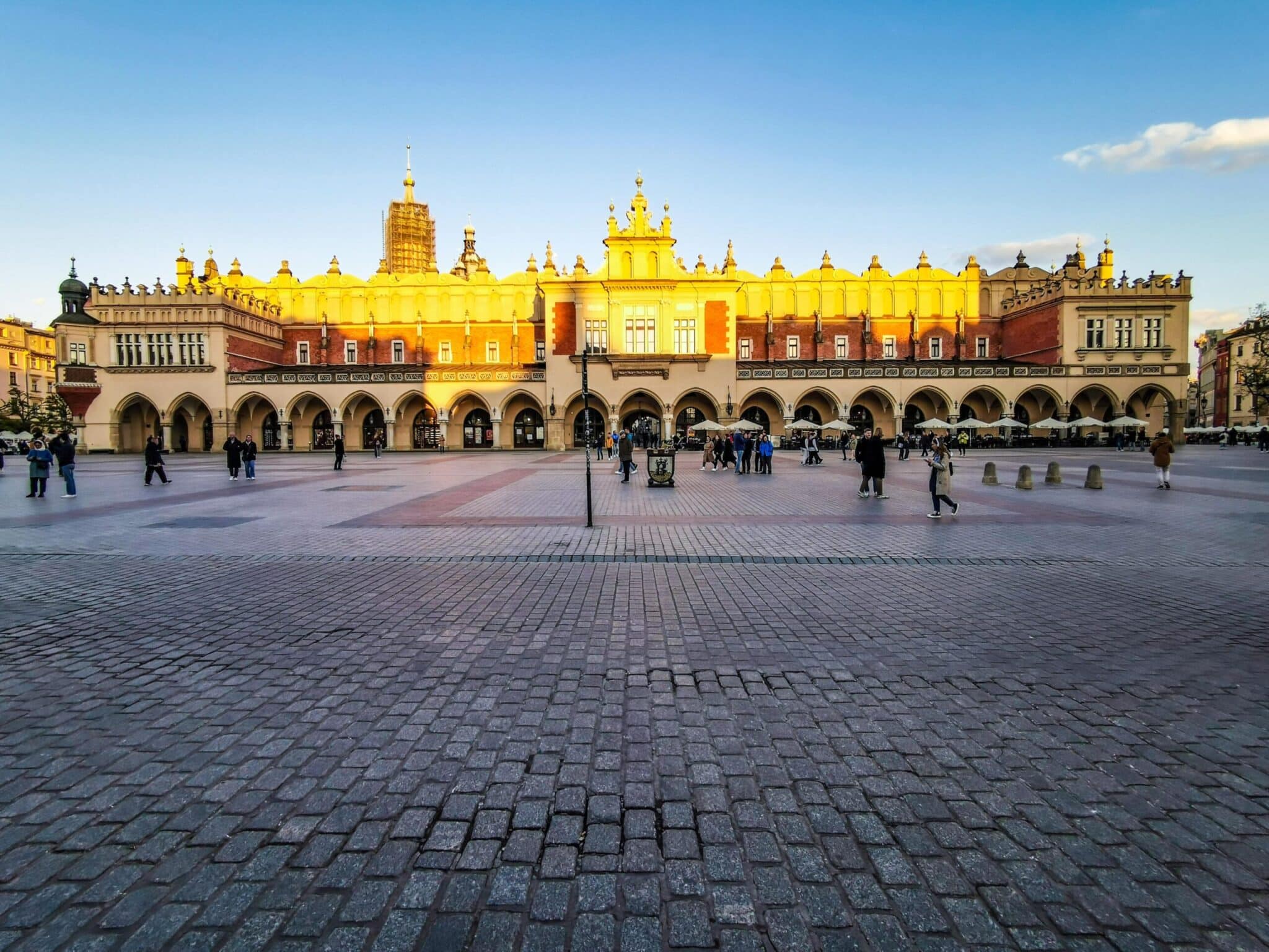 Il Mercato dei Tessuti visto dal lato occidentale Il Mercato dei Tessuti visto dal lato occidentale