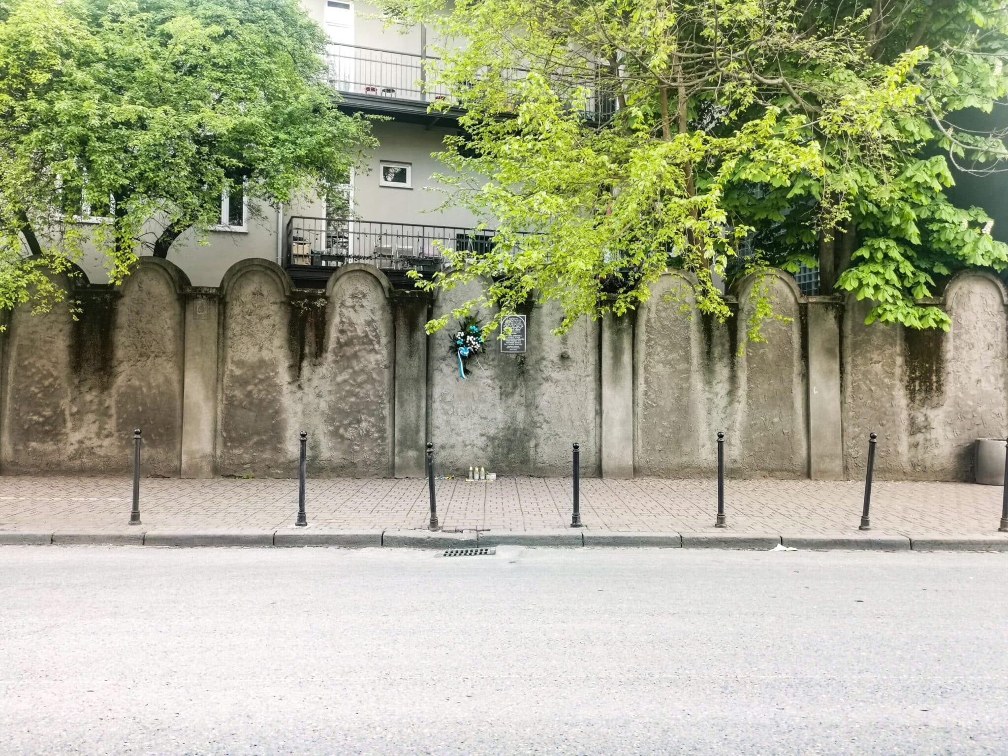 Il tratto superstite del muro del ghetto Il tratto superstite del muro del ghetto