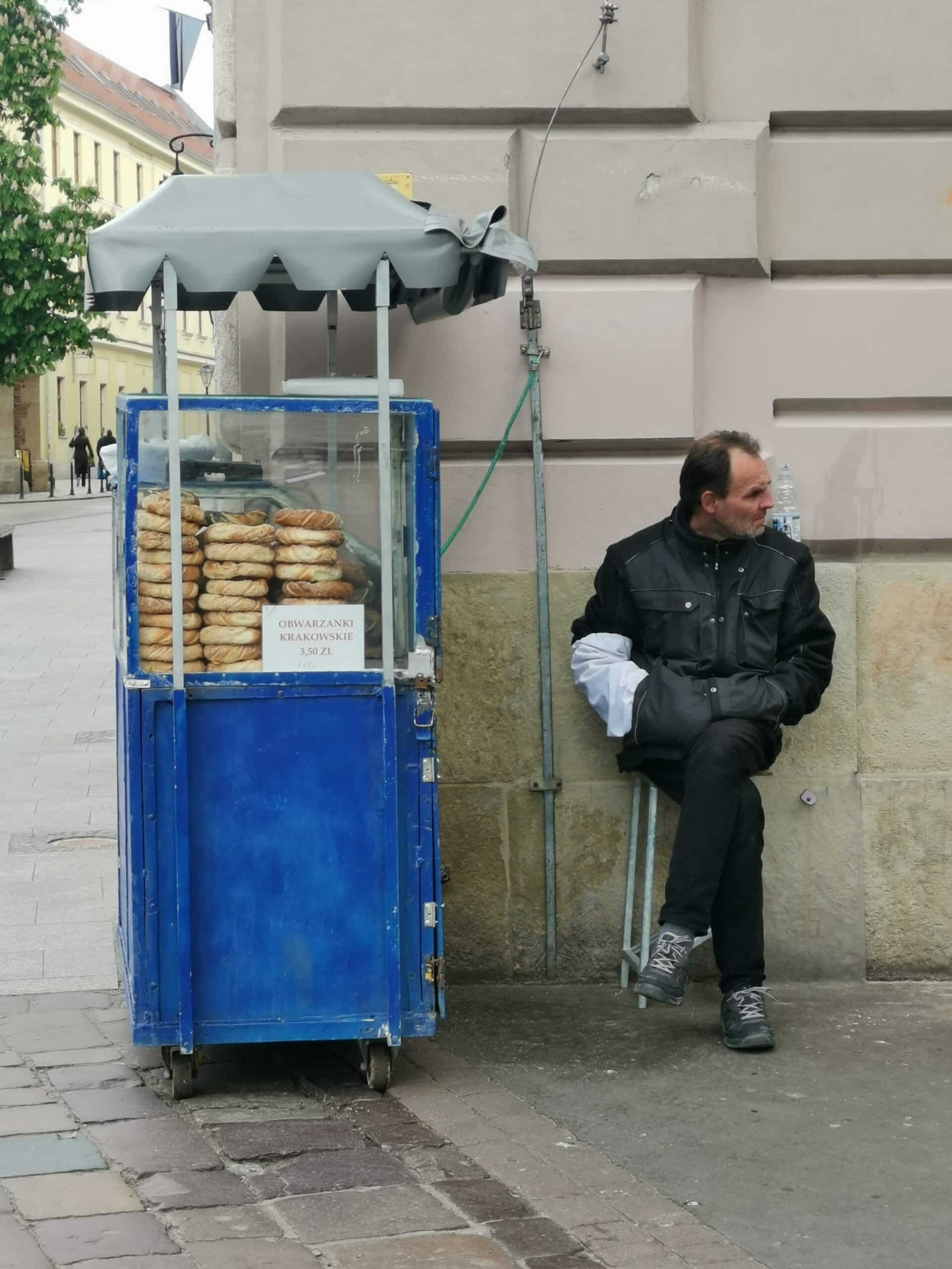Un venditore di obwarzanek, il bagel di Cracovia Un venditore di obwarzanek, il bagel di Cracovia