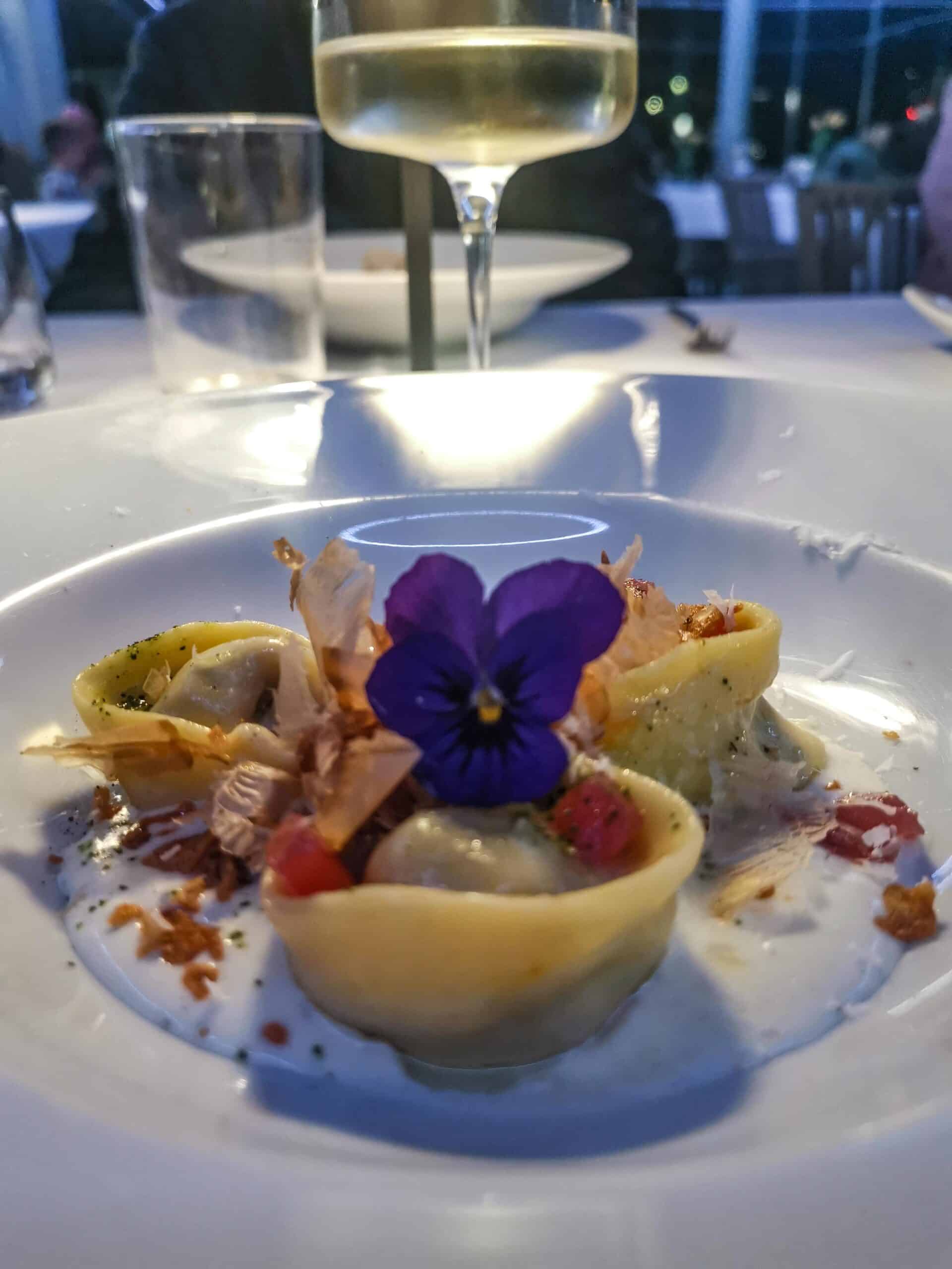 Cappelacci ripieni di genovese di tonno cotto e crudo con spuma di pecorino e katsobushi Cappelacci ripieni di genovese di tonno cotto e crudo con spuma di pecorino e katsobushi