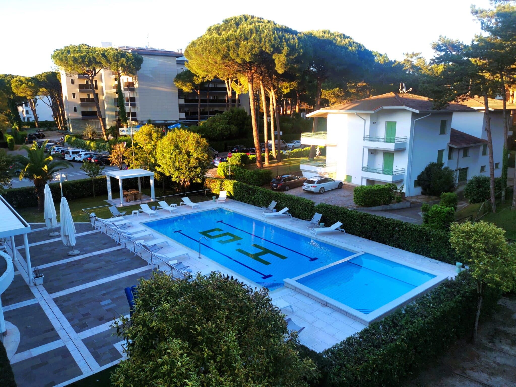 La piscina dell'Hotel Smeraldo La piscina dell'Hotel Smeraldo