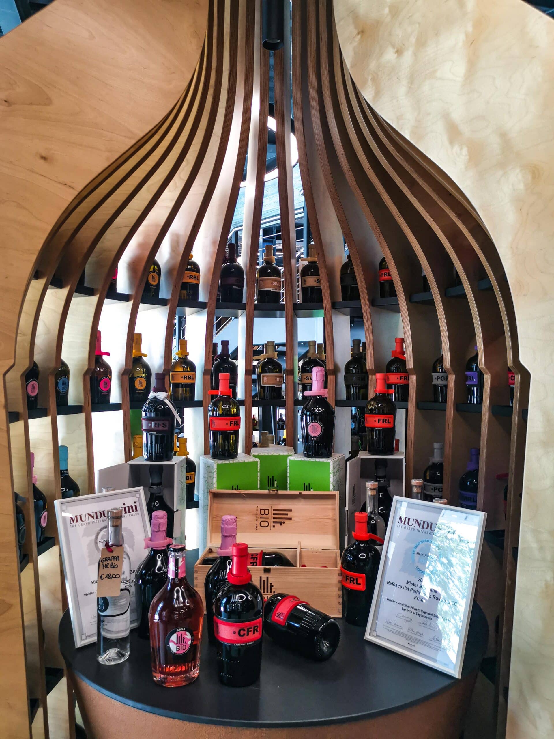 L'originale allestimento nel wine shop di Mr BioWine ad Aprilia L'originale allestimento nel wine shop di Mr BioWine ad Aprilia
