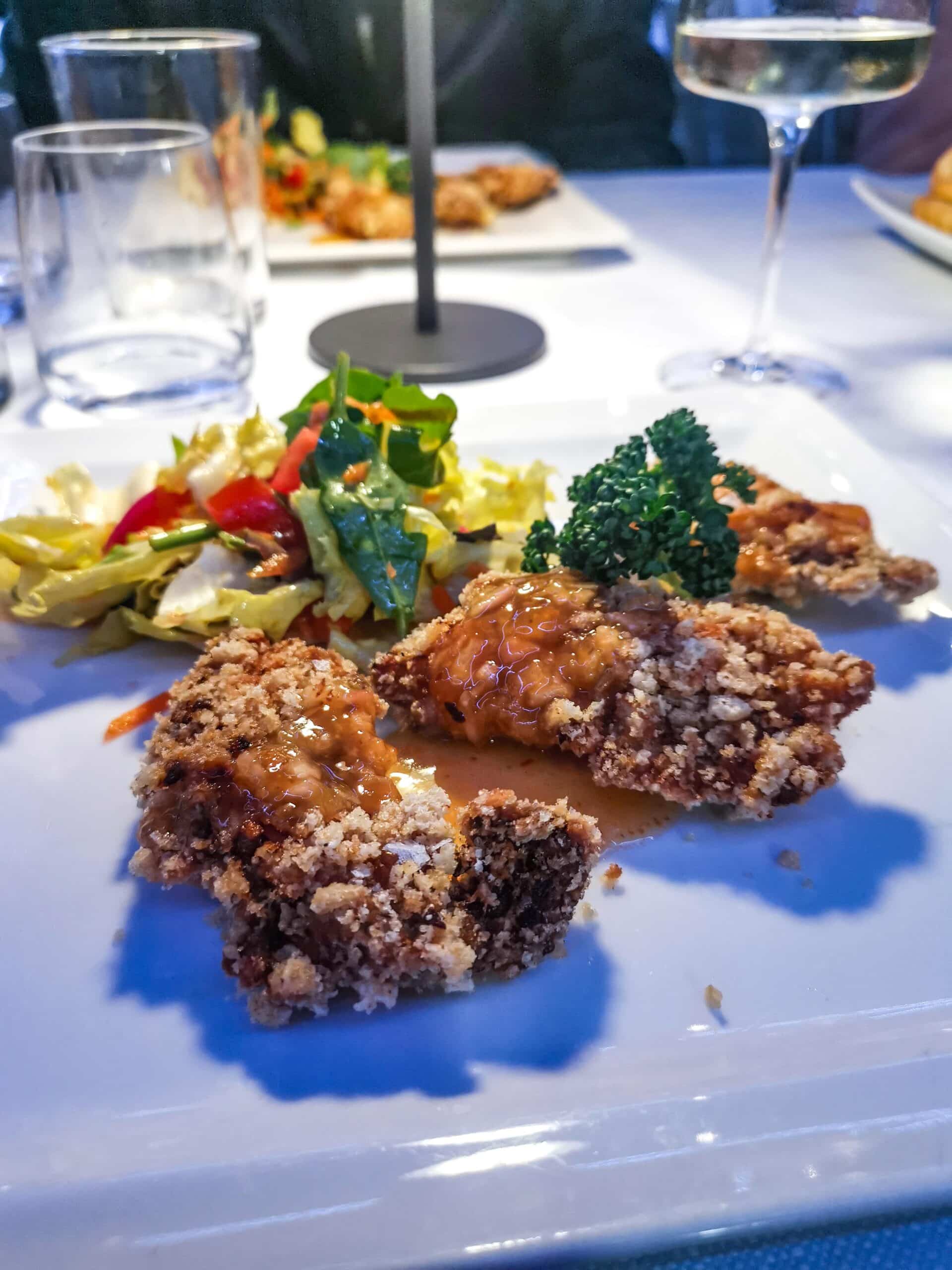 Polpo in pane panko con salsa agrodolce al curry, insalatina estiva e aceto di lamponi Polpo in pane panko con salsa agrodolce al curry, insalatina estiva e aceto di lamponi