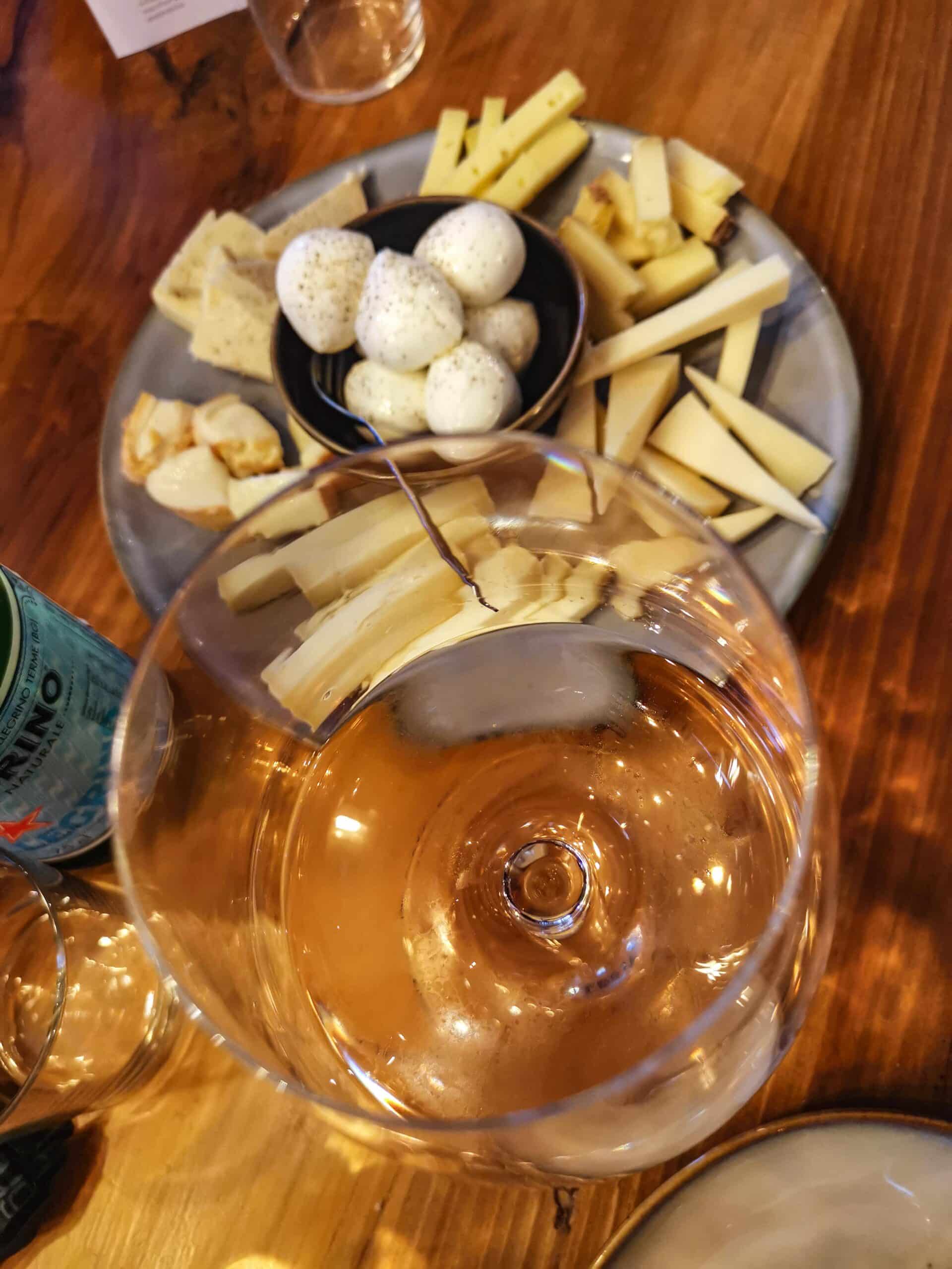 Selezione di formaggi e Ribolla Mr BioWine Selezione di formaggi e Ribolla Mr BioWine