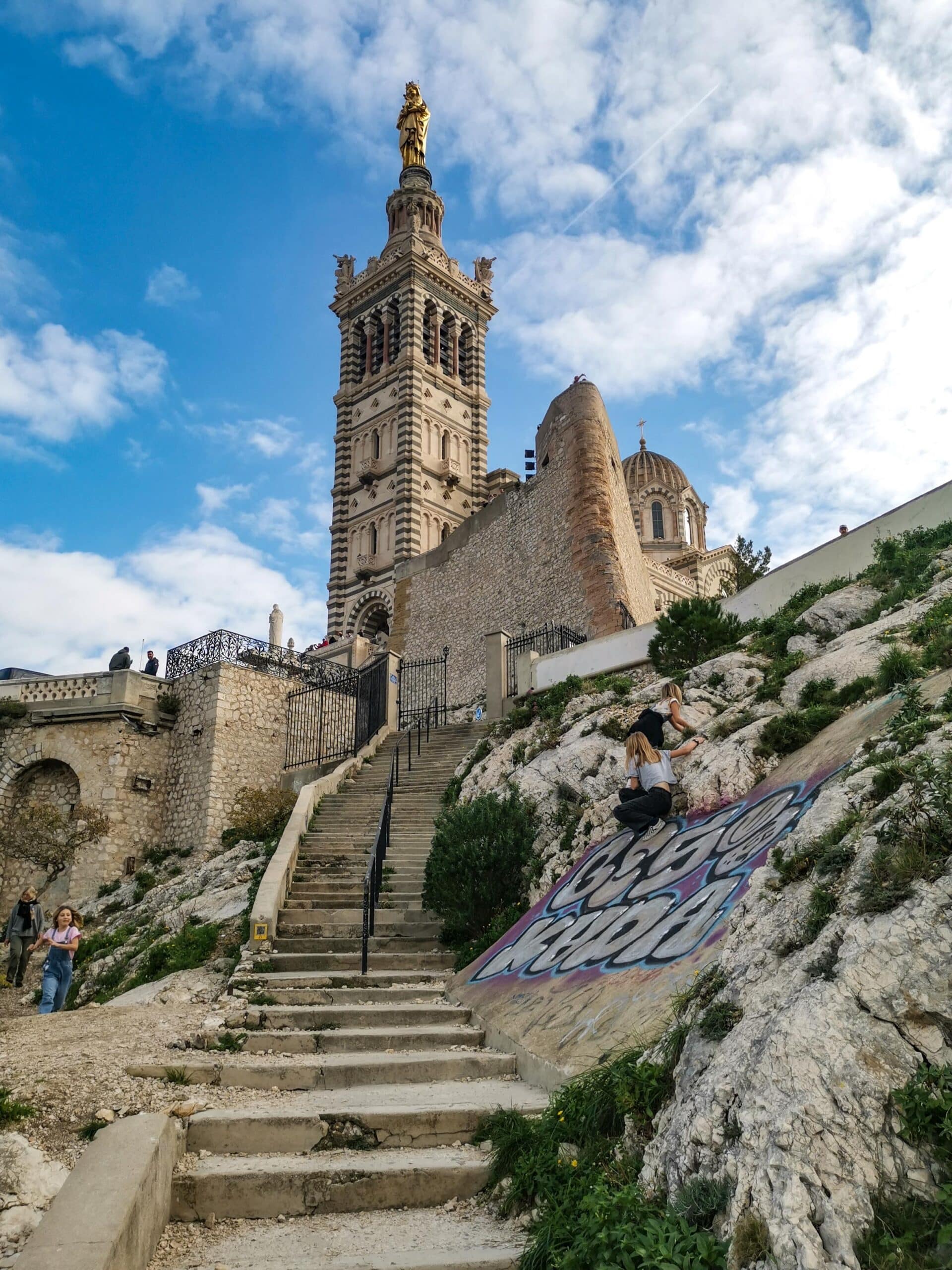 La salita verso Notre Dame de la Garde La salita verso Notre Dame de la Garde
