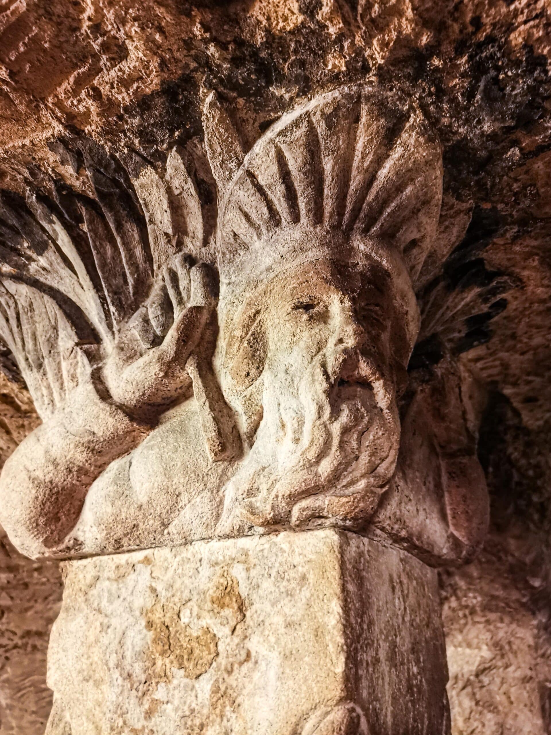 Un capitello nella cripta Un capitello nella cripta