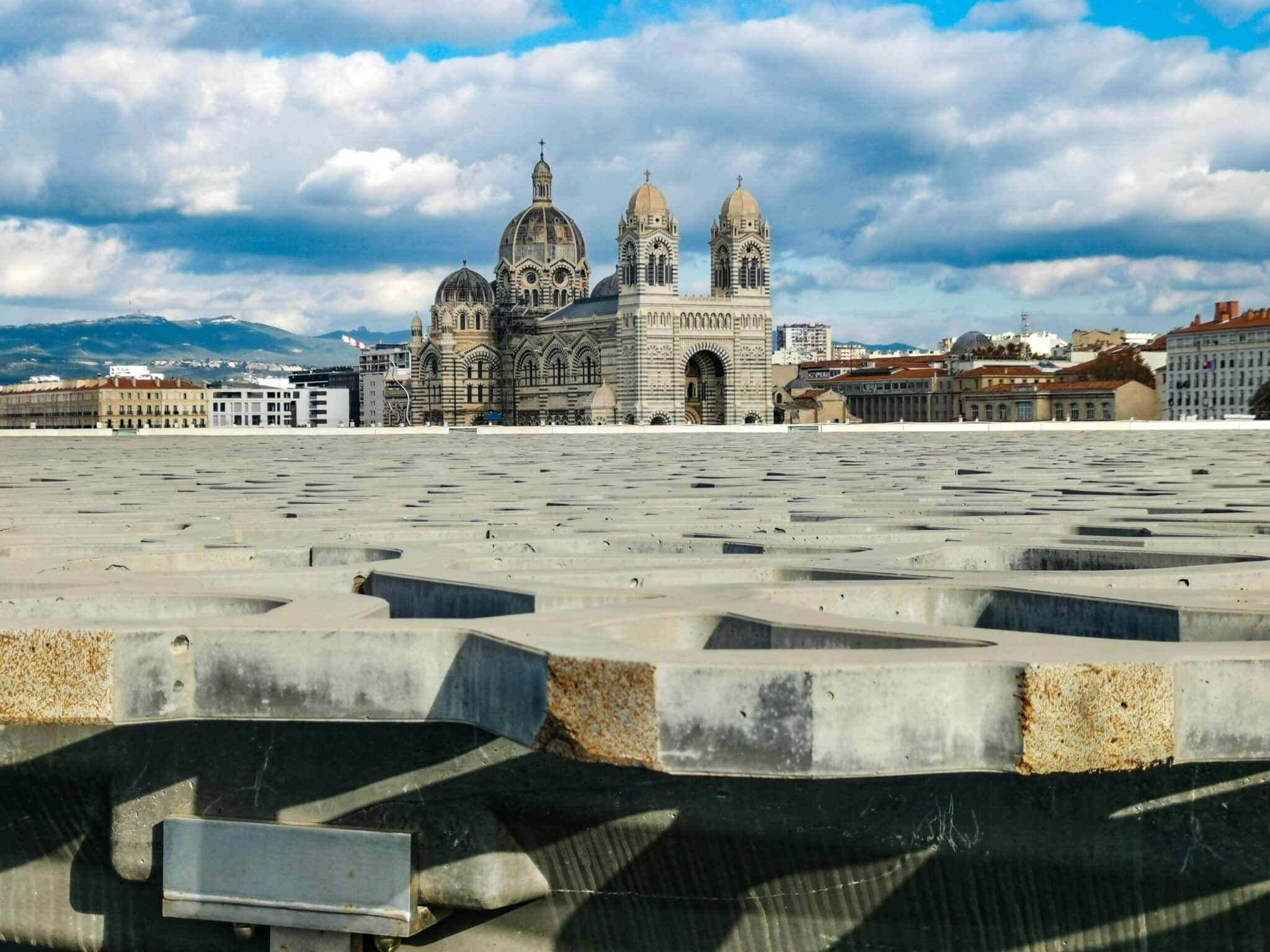 Uno scorcio dal ponte pedonale verso il Mucem Uno scorcio dal ponte pedonale verso il Mucem