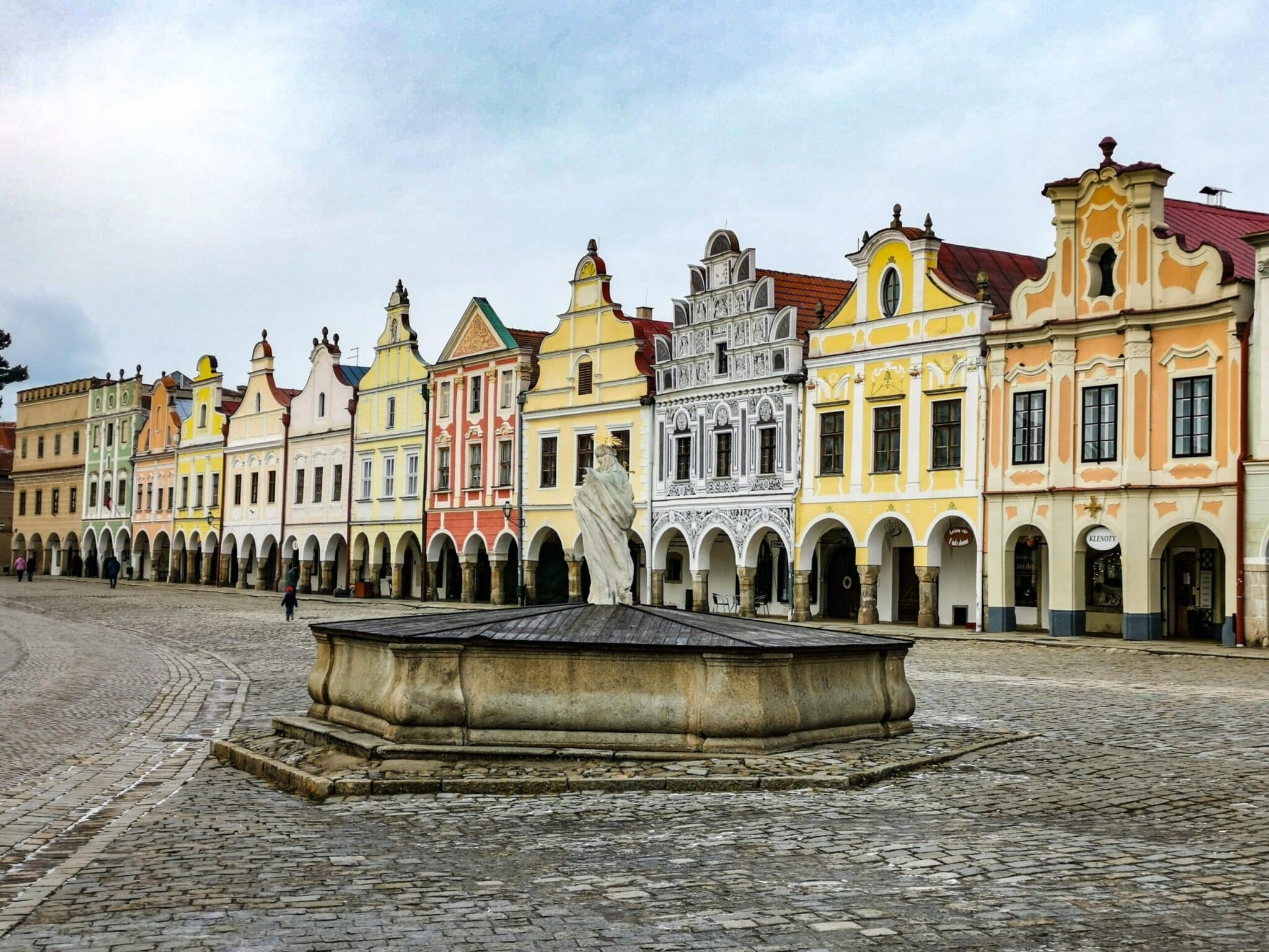 Le tipiche case sulla piazza di Telč Le tipiche case sulla piazza di Telč
