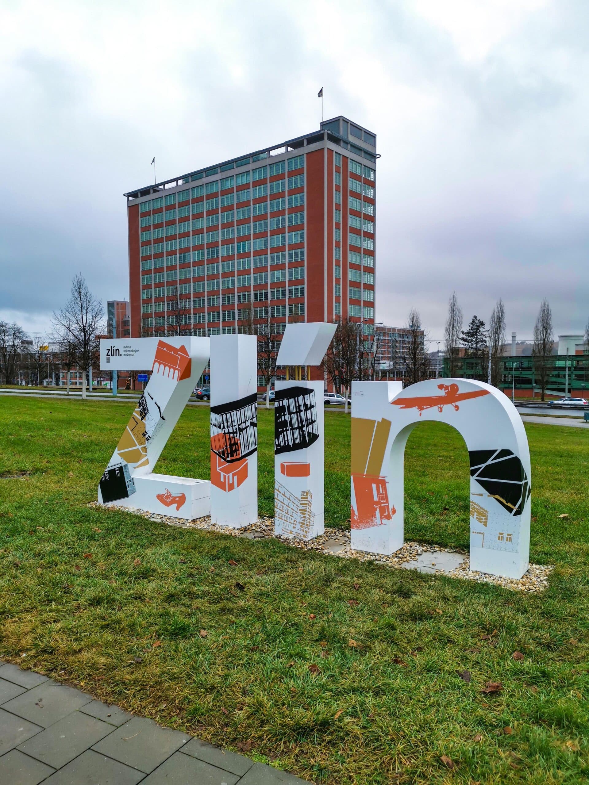 Zlin con il grattacielo 21 sullo sfondo Zlin con il grattacielo 21 sullo sfondo