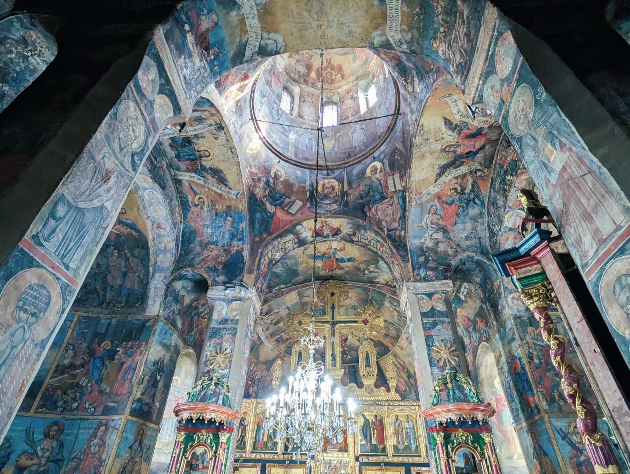 Gli interni del monastero di Krušedol Gli interni del monastero di Krušedol