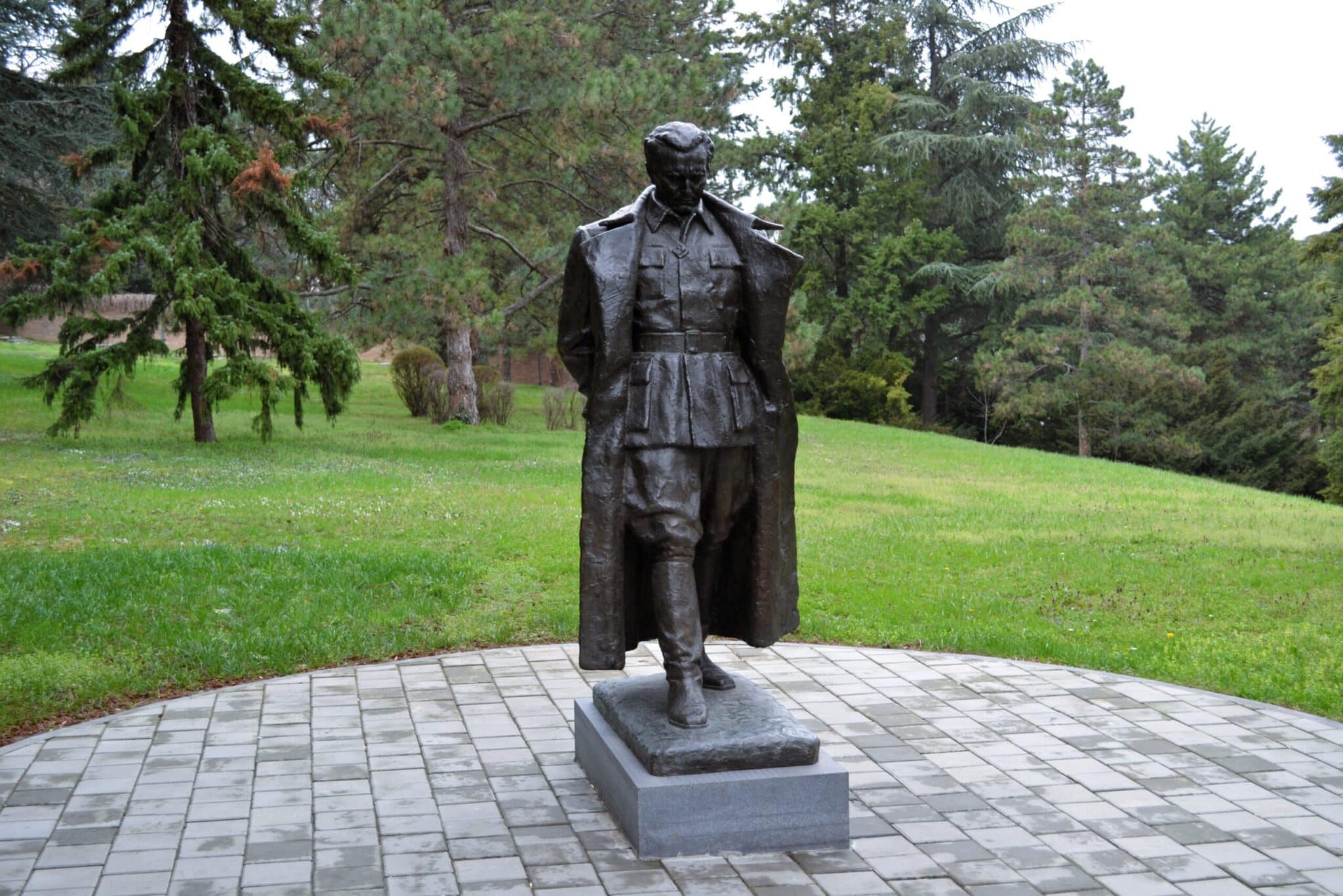 La statua di Tito nel parco del museo La statua di Tito nel parco del museo