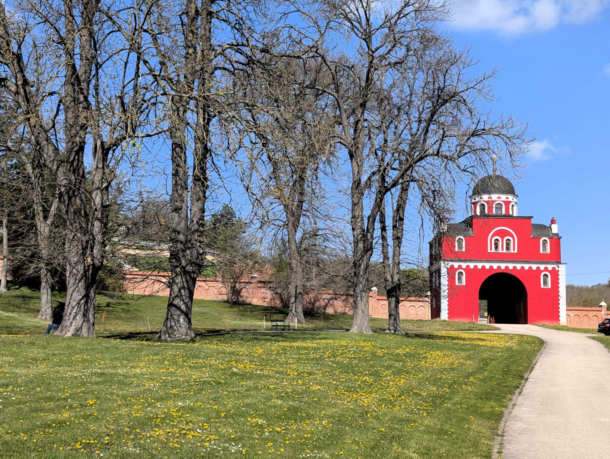 L'ingresso al monastero di Krušedol L'ingresso al monastero di Krušedol