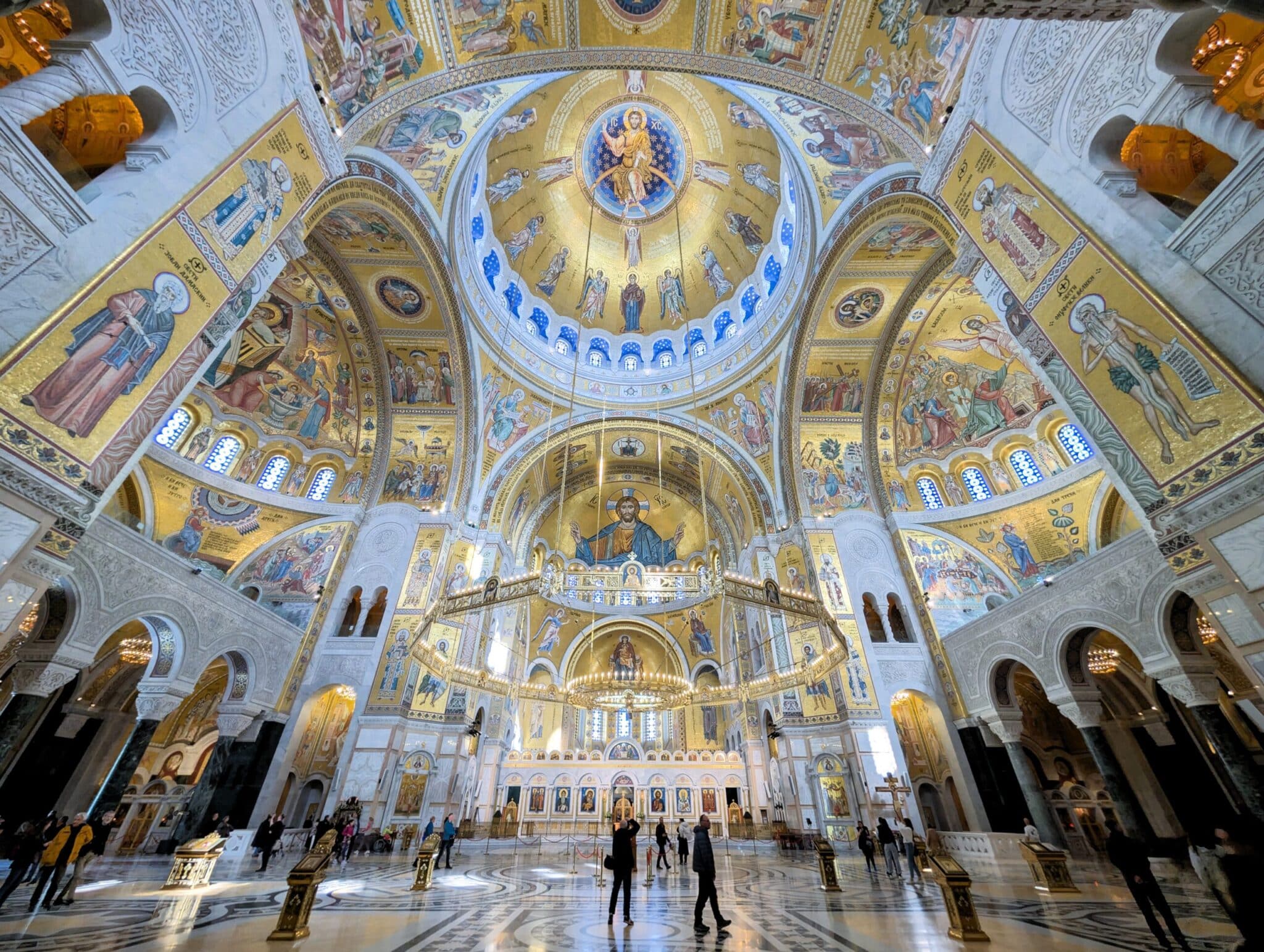 L'interno del tempio di San Sava L'interno del tempio di San Sava