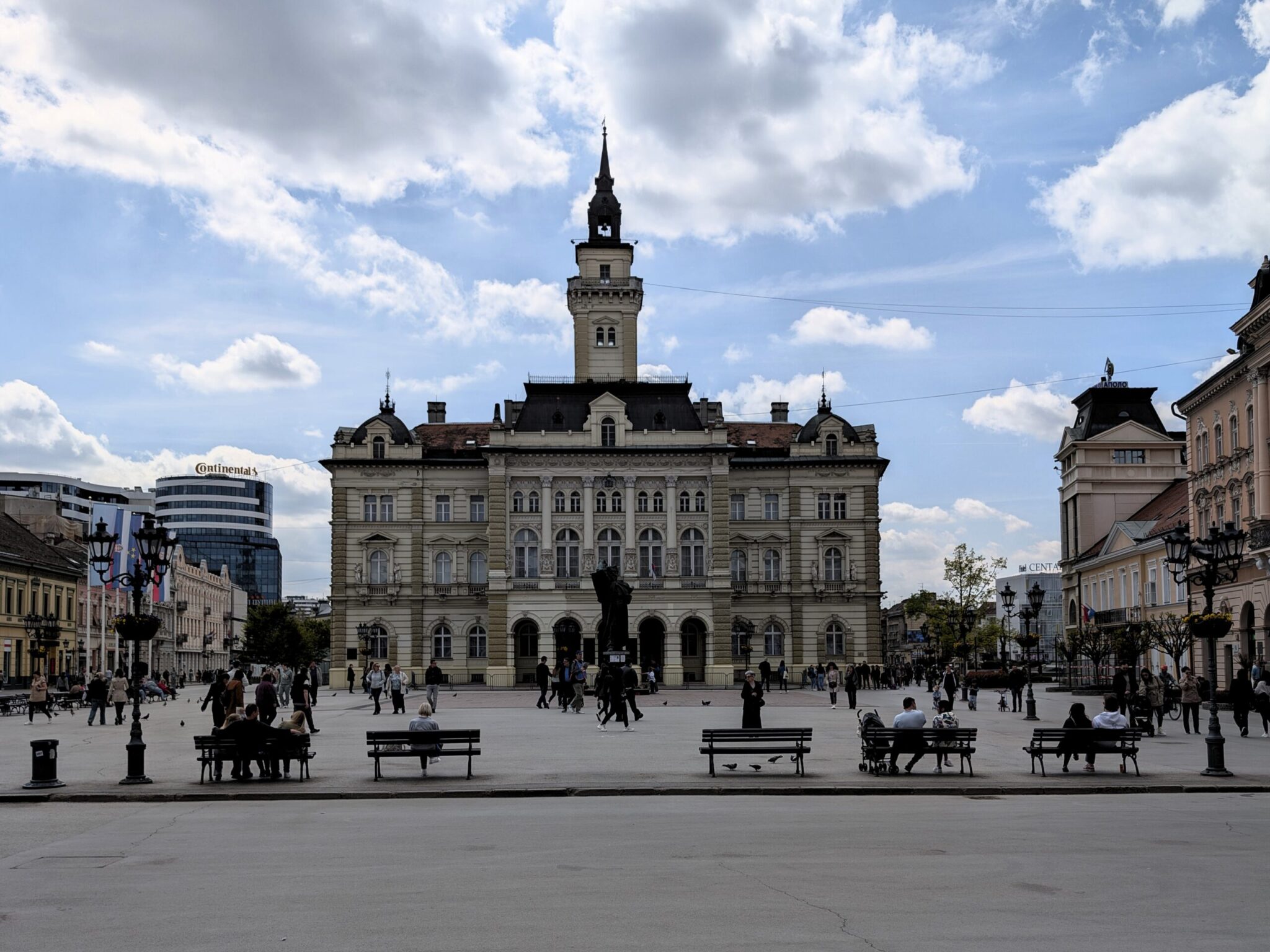 Trg Slobode con il Municipio Trg Slobode con il Municipio