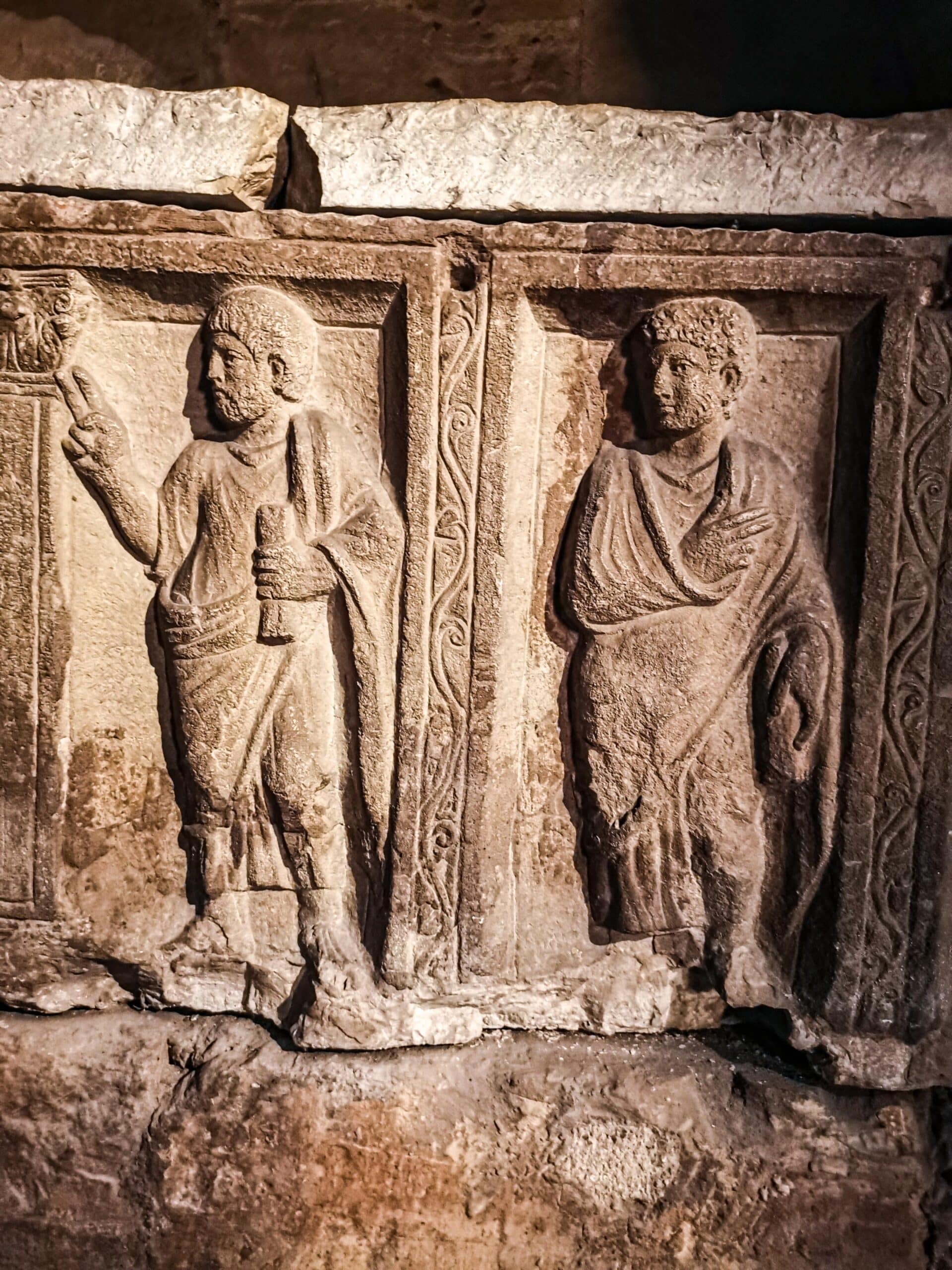 Bassorilievi nella cripta di St Victoire Bassorilievi nella cripta di St Victoire