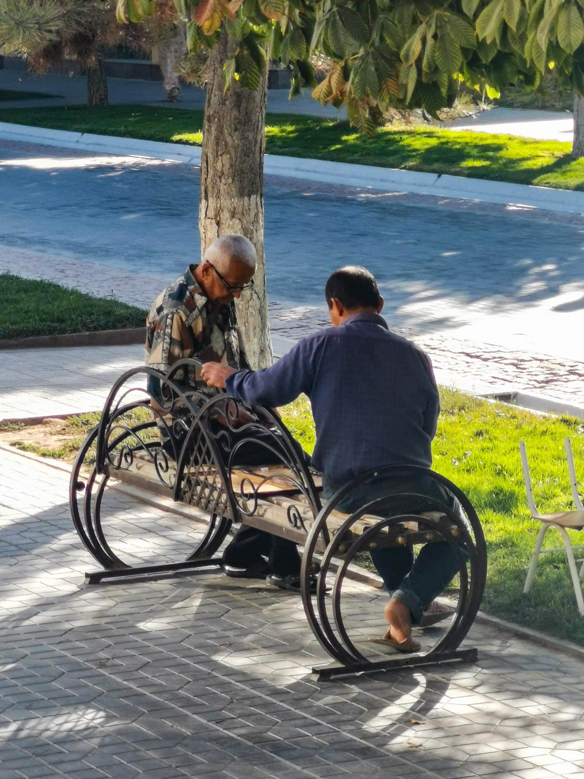 Giocare a backgammon in un parco di Samarcanda Giocare a backgammon in un parco di Samarcanda