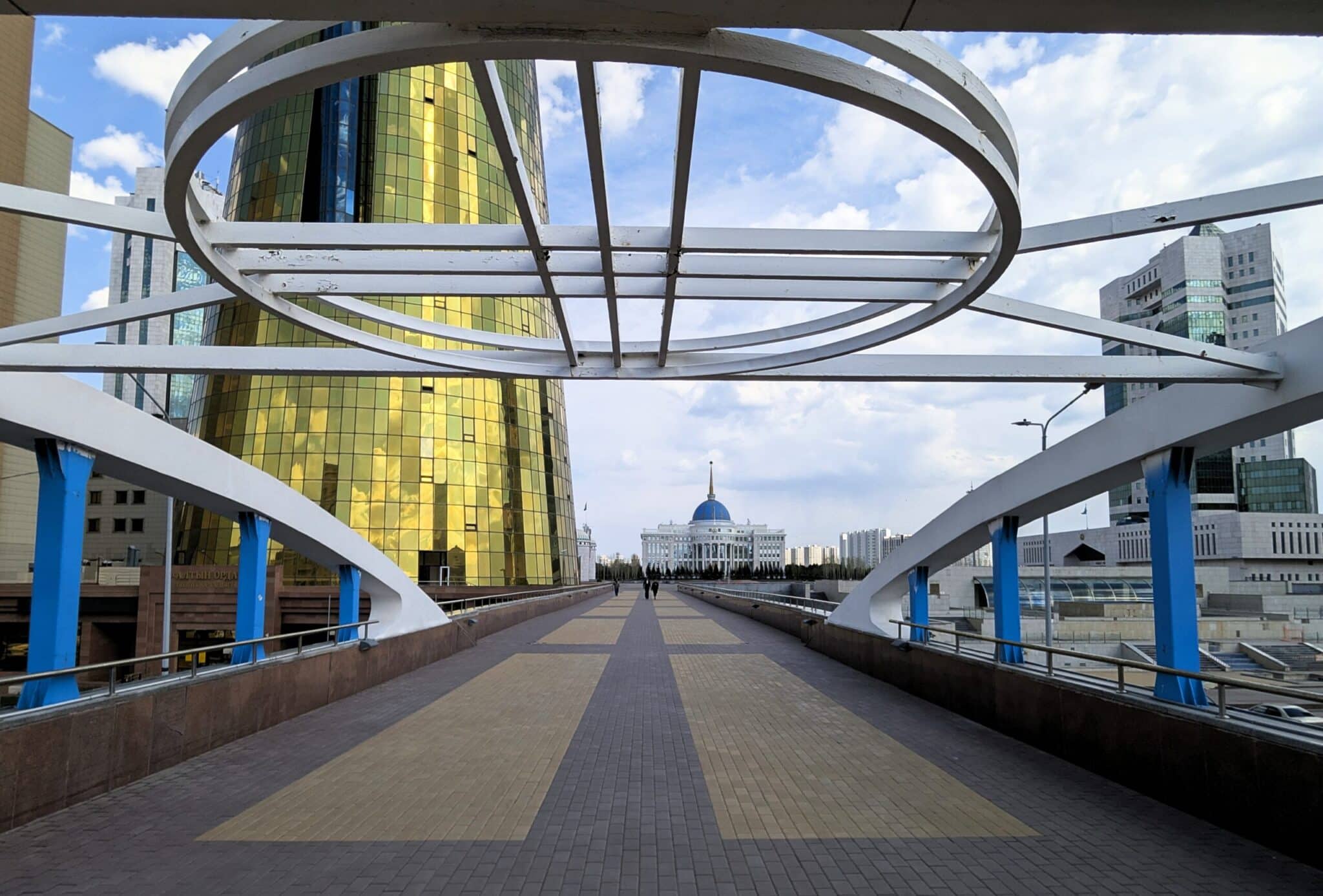 Il ponte che conduce al Palazzo Presidenziale Il ponte che conduce al Palazzo Presidenziale