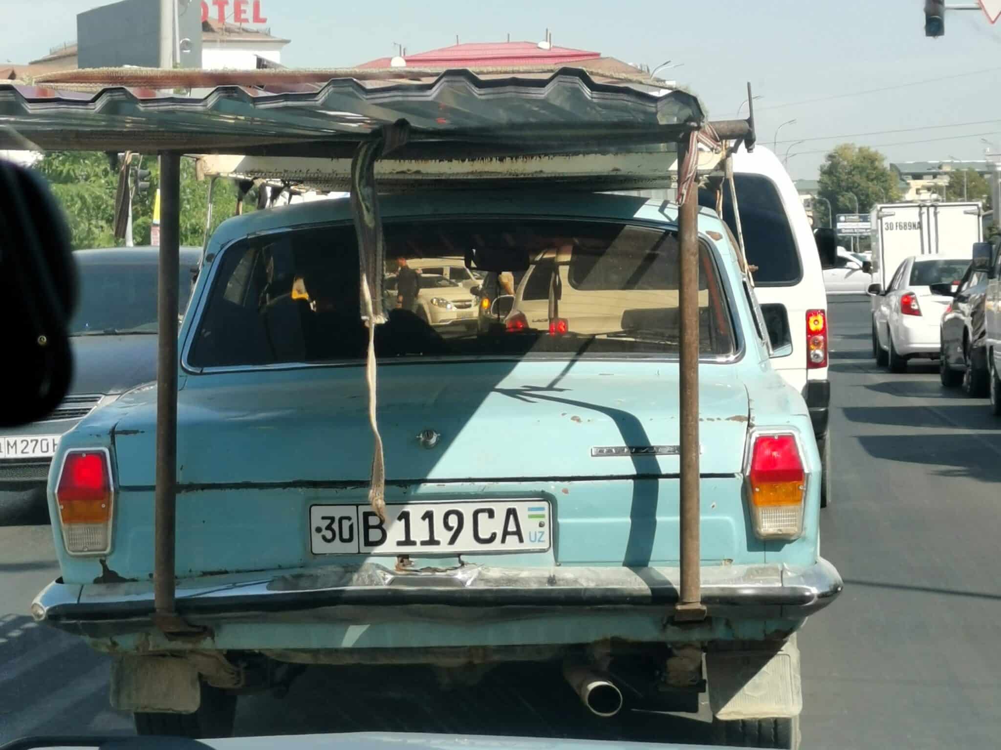 In taxi verso la stazione dei treni di Samarcanda In taxi verso la stazione dei treni di Samarcanda