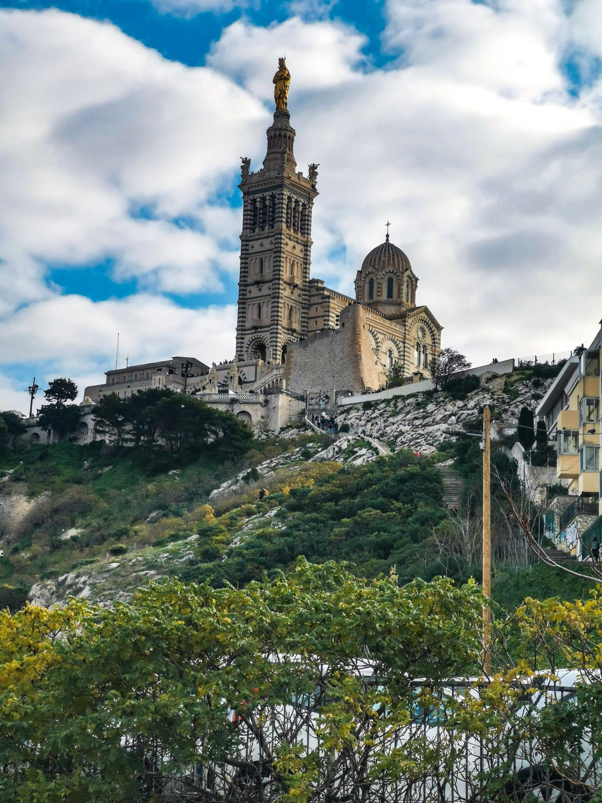 La basilica vista dalla scalinata che conduce al tempio La basilica vista dalla scalinata che conduce al tempio