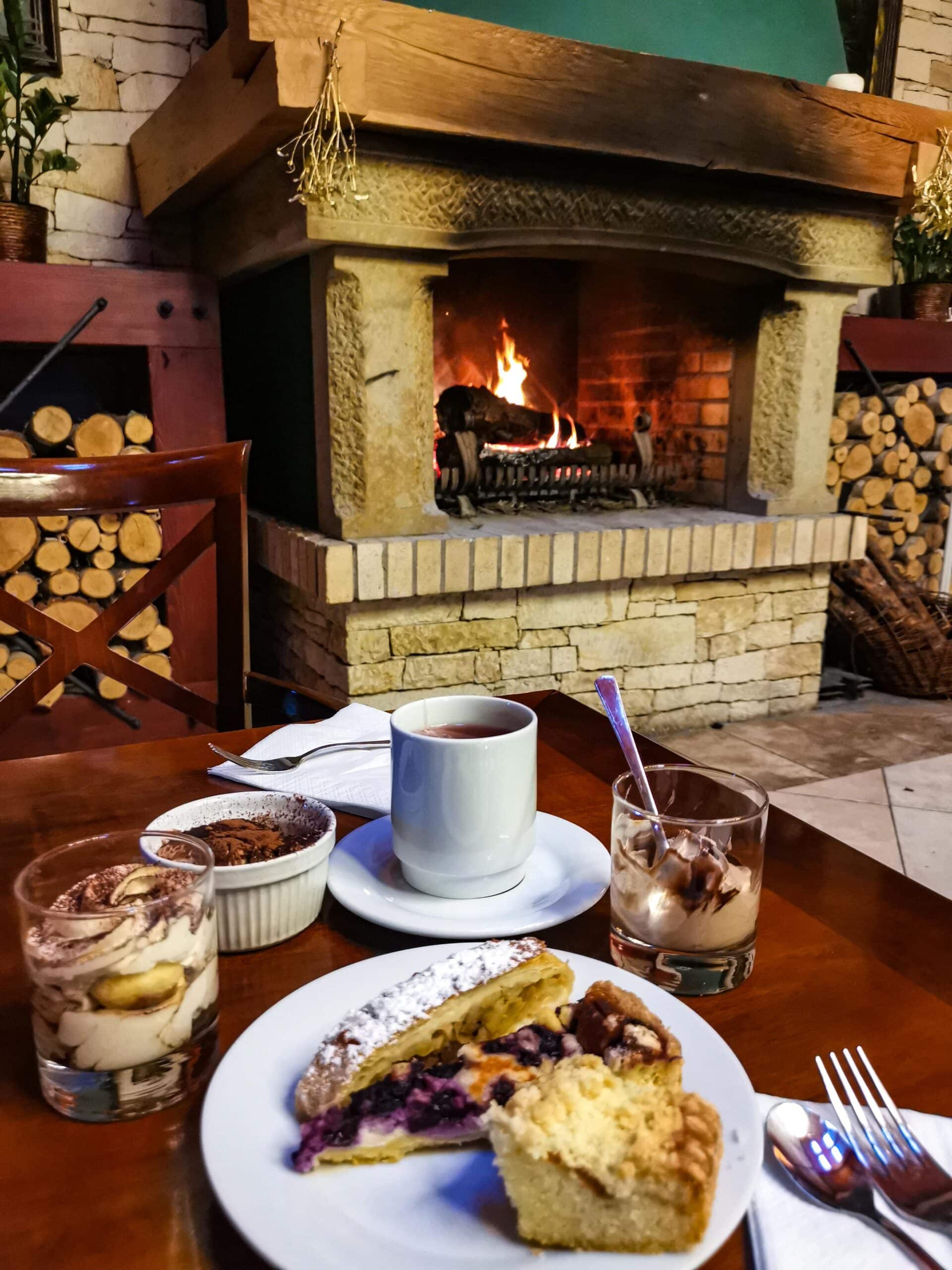 La colazione nella sala dell'hotel con il caminetto La colazione nella sala dell'hotel con il caminetto