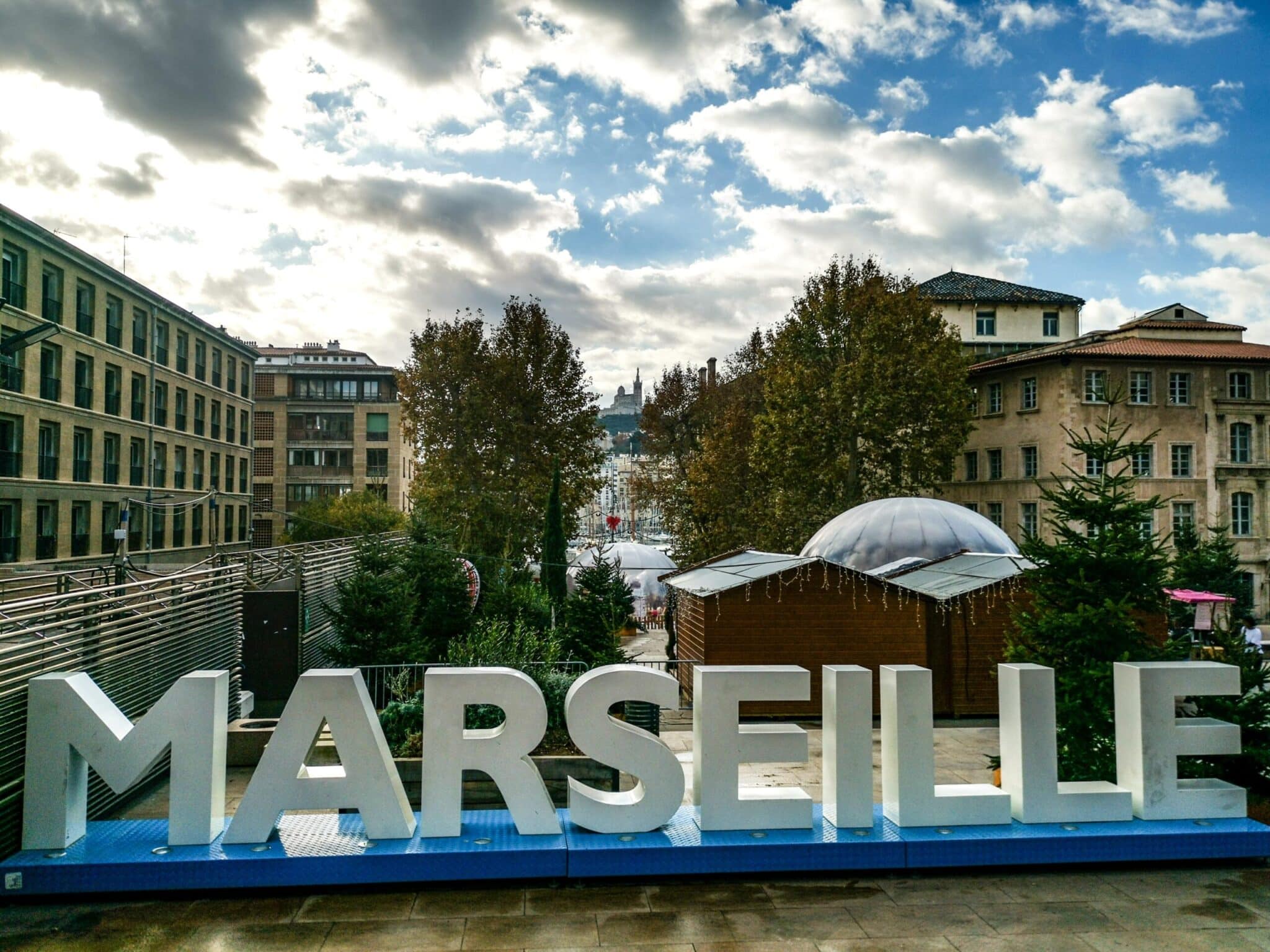 La piazza dell'Hotel de Ville La piazza dell'Hotel de Ville