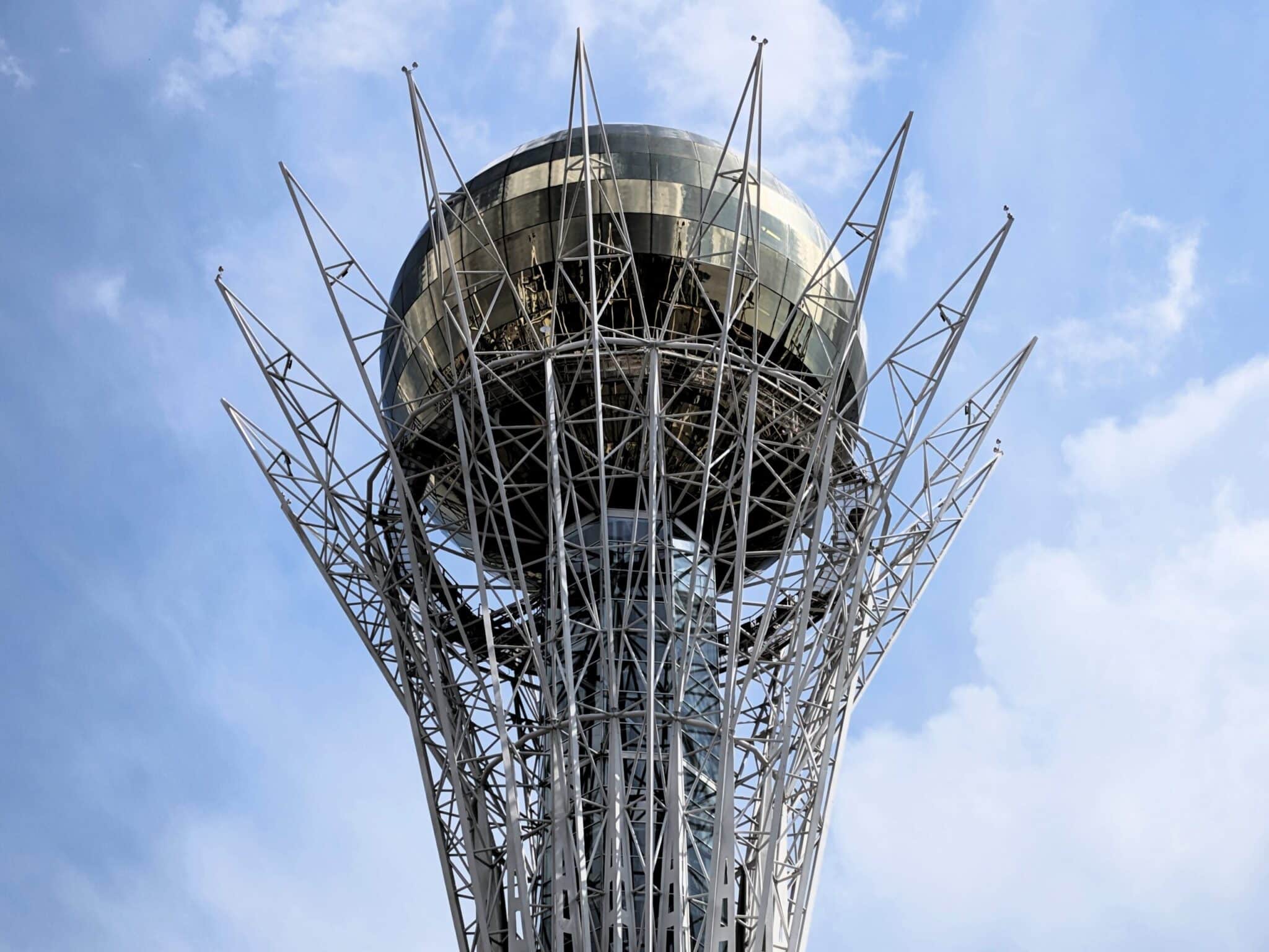 La sfera dorata in vetro in cima alla Bayterek Tower La sfera dorata in vetro in cima alla Bayterek Tower