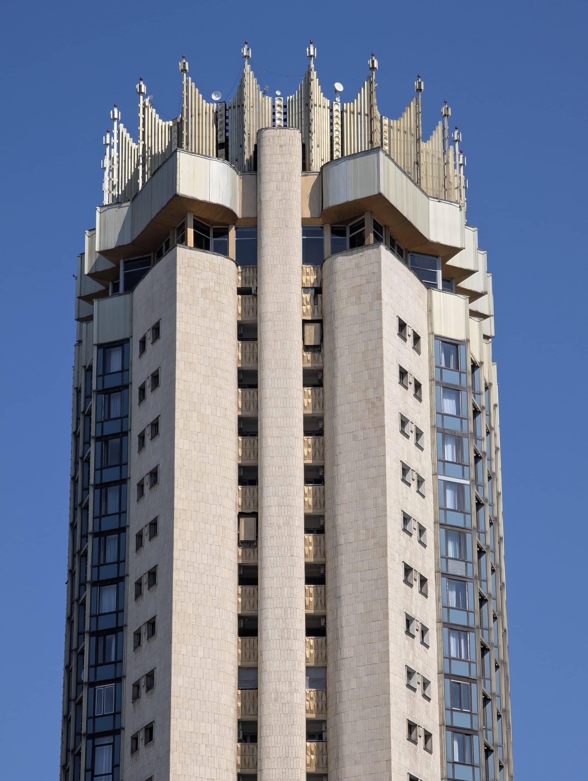 La sommità dell'hotel Kazakistan ad Almaty La sommità dell'hotel Kazakistan ad Almaty